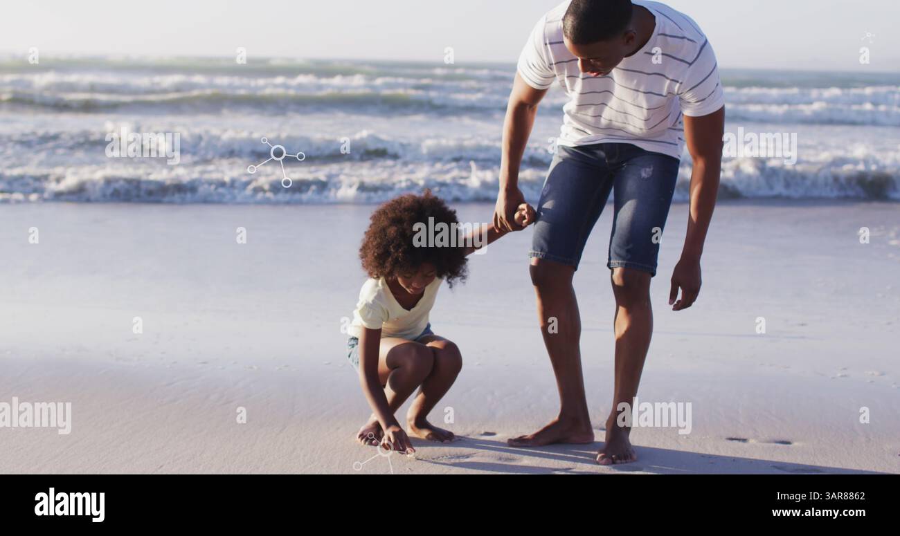 Image de molécules sur afather afather et fils afro-américains ramassant des coquillages sur la plage au coucher du soleil Banque D'Images