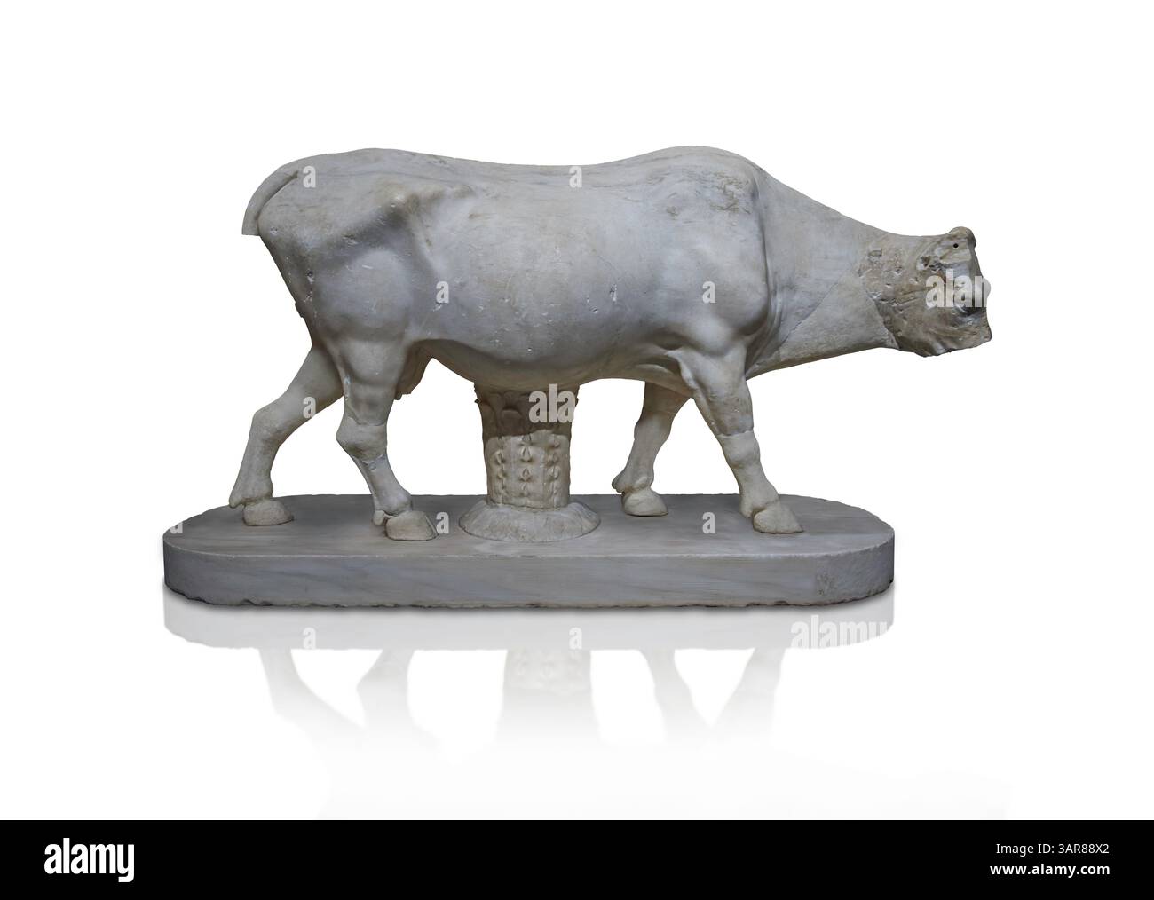 Sculpture romaine d'une vache. Copie romaine d'une célèbre statue en bronze du sculpteur grec Myron, 460 - 440 av. J.-C. Marbre pentélique. Musée Capitolione Rome, inv. 9 Banque D'Images