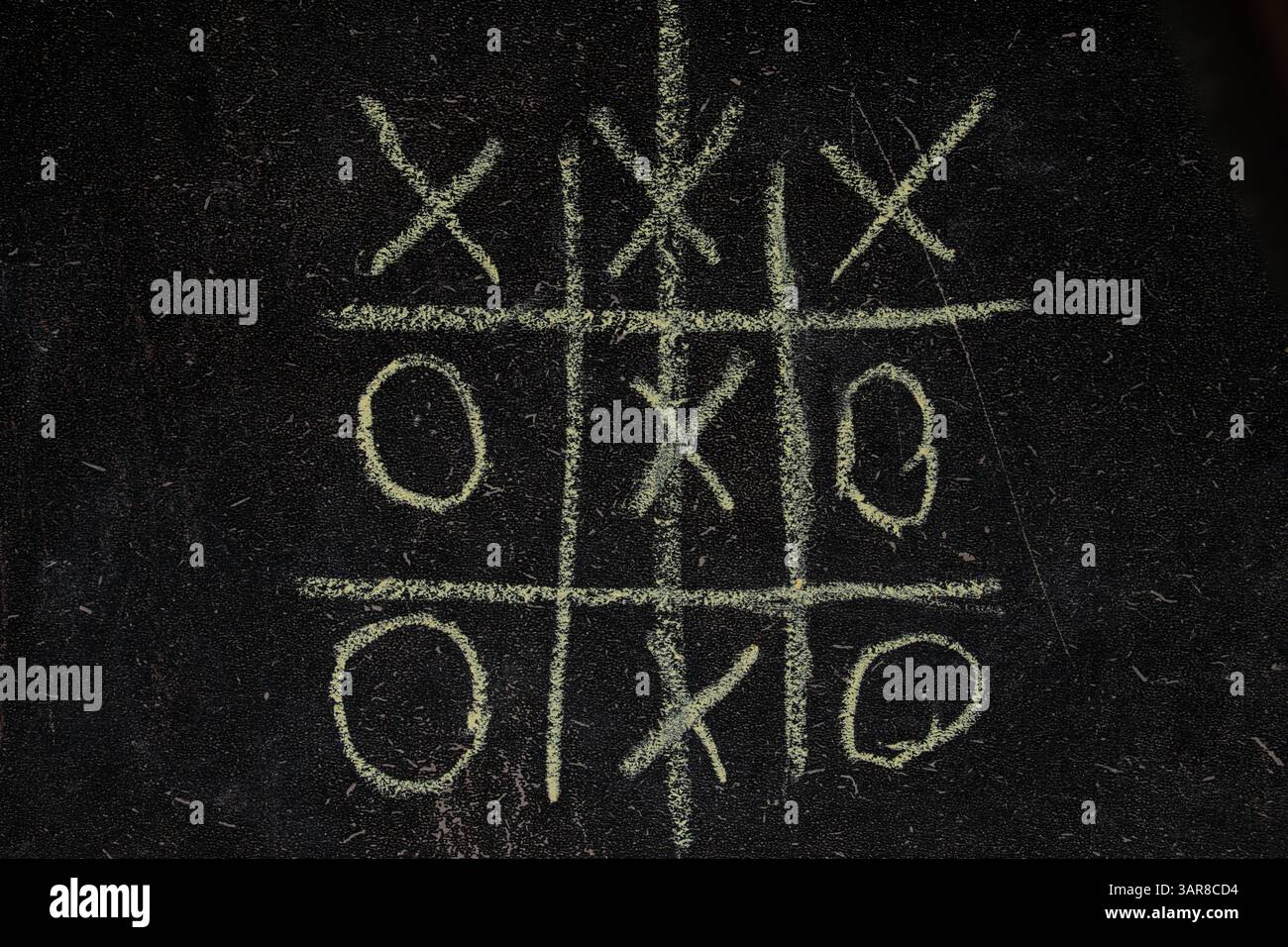 Jeu pour enfants TIC-tac-toe dessiné sur un tableau noir d'école, jeu TIC-tac-toe Banque D'Images