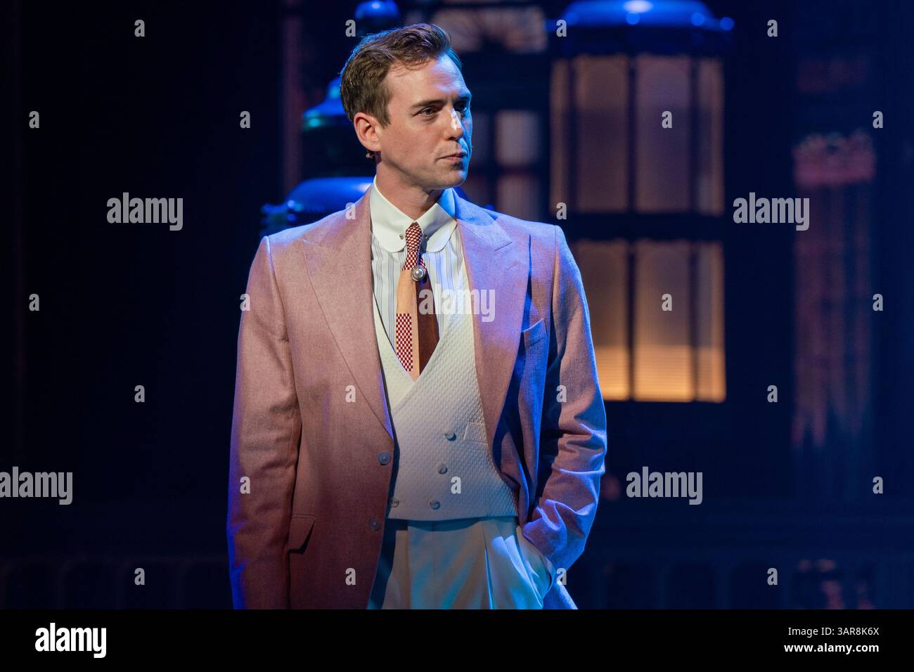 Londres, Royaume-Uni. 16 avril 2025. Jamie Muscato vu sur scène dans le rôle de Jay Gatsby dans la production londonienne de Great Gatsby New musical 'The Great Gatsby' tient une visite photo sur scène au London Coliseum où le spectacle est maintenant en cours. avec casting en costume complet dans des scènes de la production. Crédit : SOPA images Limited/Alamy Live News Banque D'Images