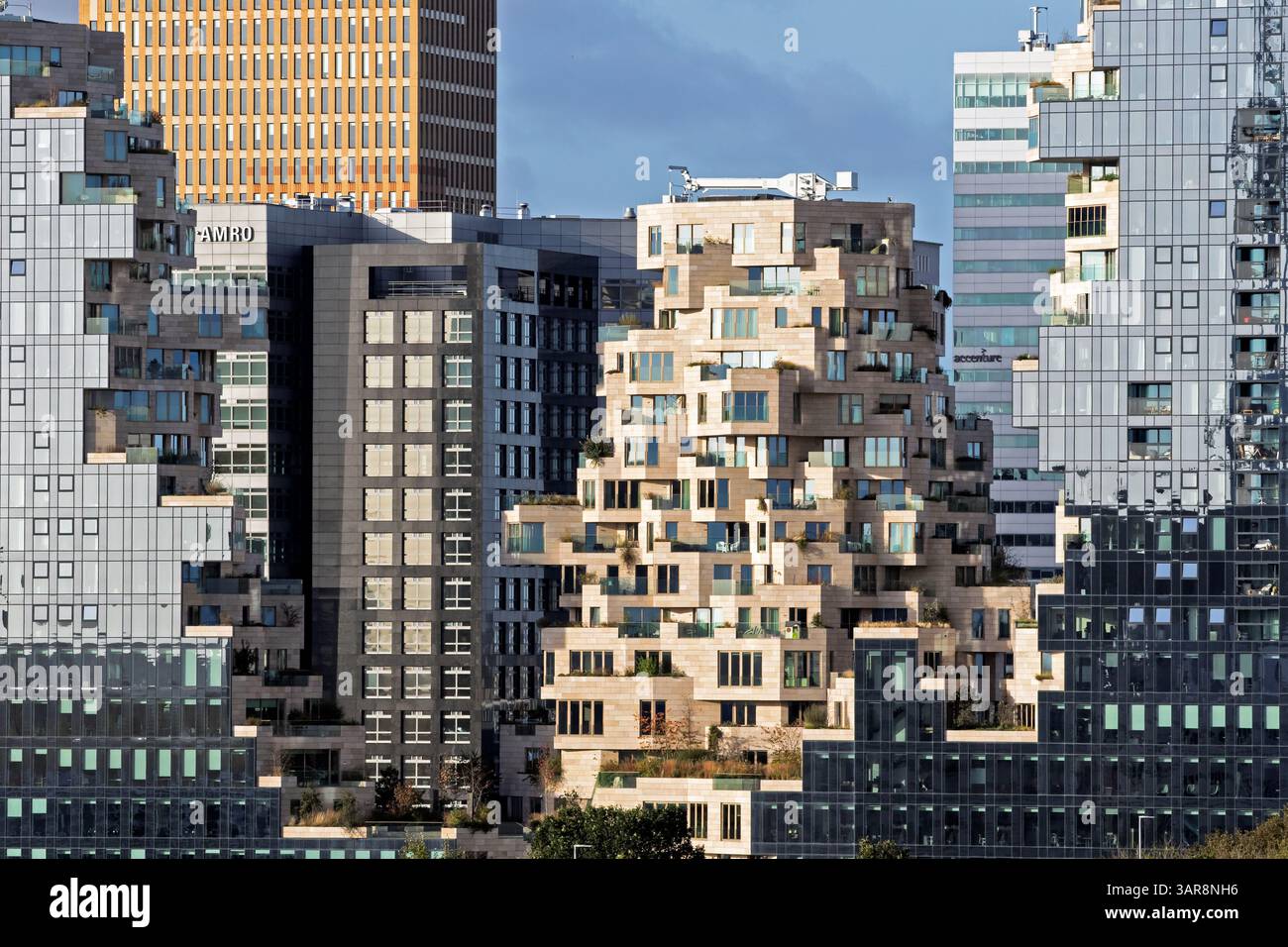 Bâtiment de la vallée et autres bâtiments modernes dans le quartier des affaires Zuidas d'Amsterdam. Amsterdam, pays-Bas - 2 novembre 2024 Banque D'Images