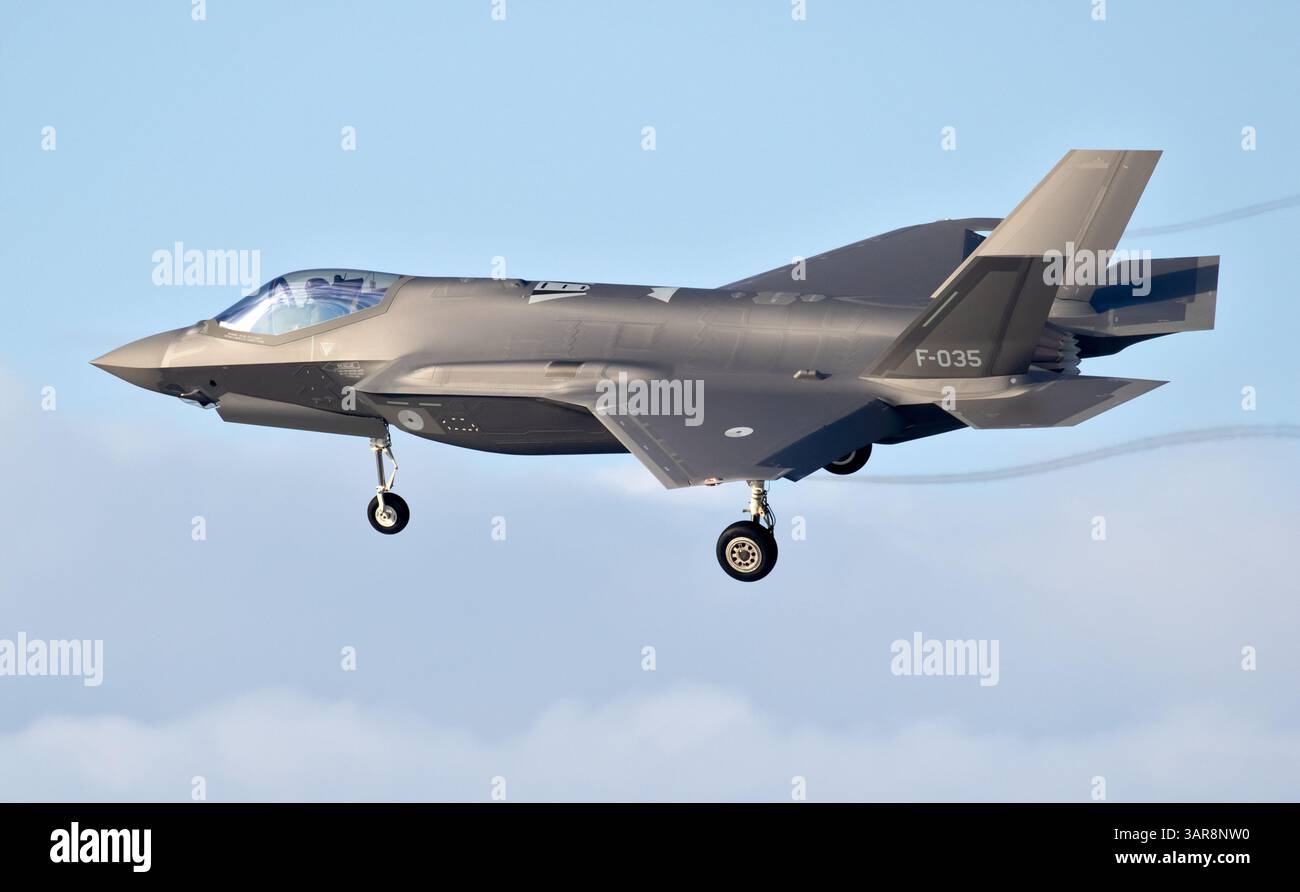 Lockheed Martin F-35A Lightning II avion de combat de la Royal Netherlands Air Force arrivant à la base aérienne de Volkel. Pays-Bas - 9 janvier 2025 Banque D'Images