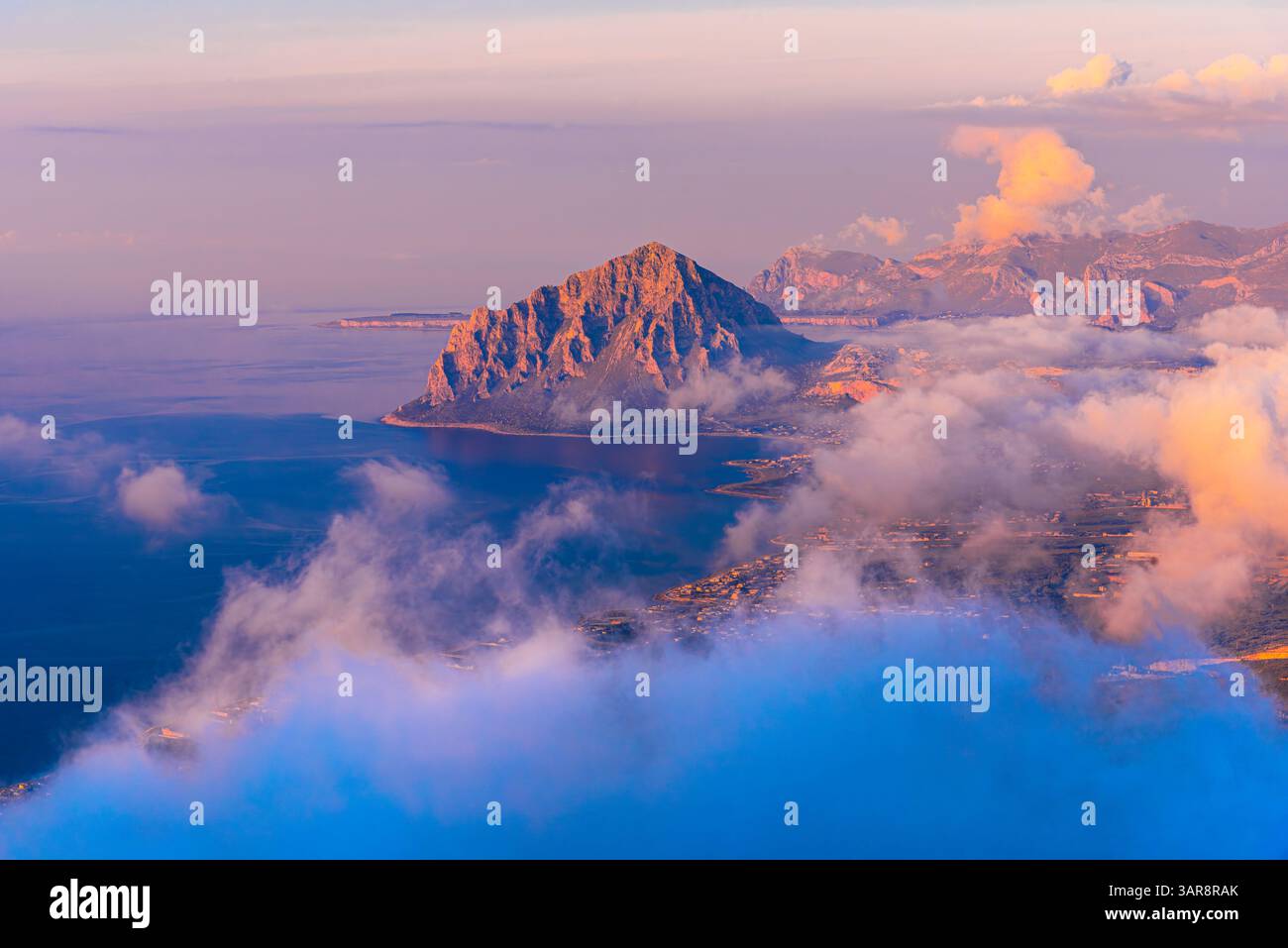 Trapani, Sicile : coucher de soleil sur Monte cofano vu de Erice, destination de voyage en Europe Banque D'Images