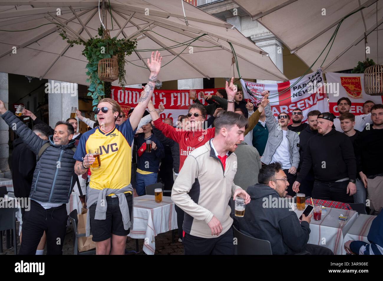 Les fans d'Arsenal London à la veille du match de Ligue des Champions Real Madrid - Arsenal London à la Plaza Mayor de Madrid. Banque D'Images