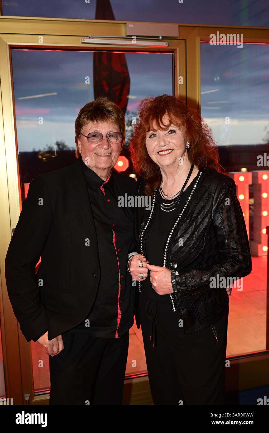 Andreas Holm und Regina Thoss BEI der Geburtstagsgala zum 80. Geburtstag von Dagmar Frederic im Restaurant am Müggelturm. Berlin, 15.04.2025 Berlin Allemagne *** Andreas Holm et Regina Thoss lors du gala d'anniversaire du 80e anniversaire de Dagmar Frederics au Restaurant am Müggelturm Berlin, 15 04 2025 Berlin Allemagne Copyright : xMatthiasxWehnertx Banque D'Images