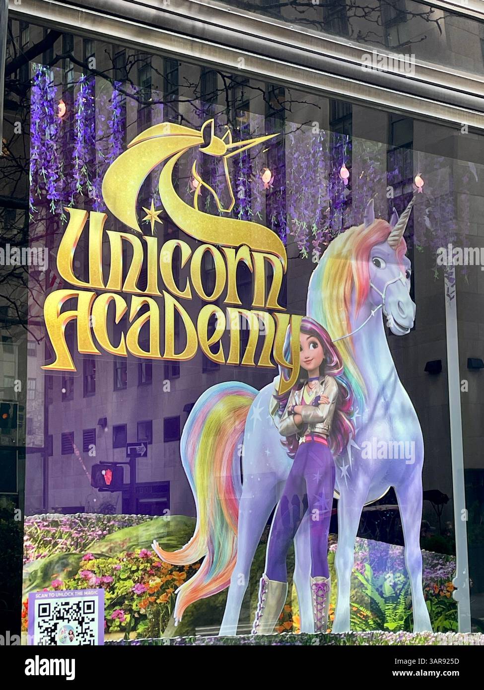 FAO Schwarz est un célèbre magasin de jouets situé au 30 Rockefeller Center, New York City, USA 2025 - Image de stock capturée avec un smartphone