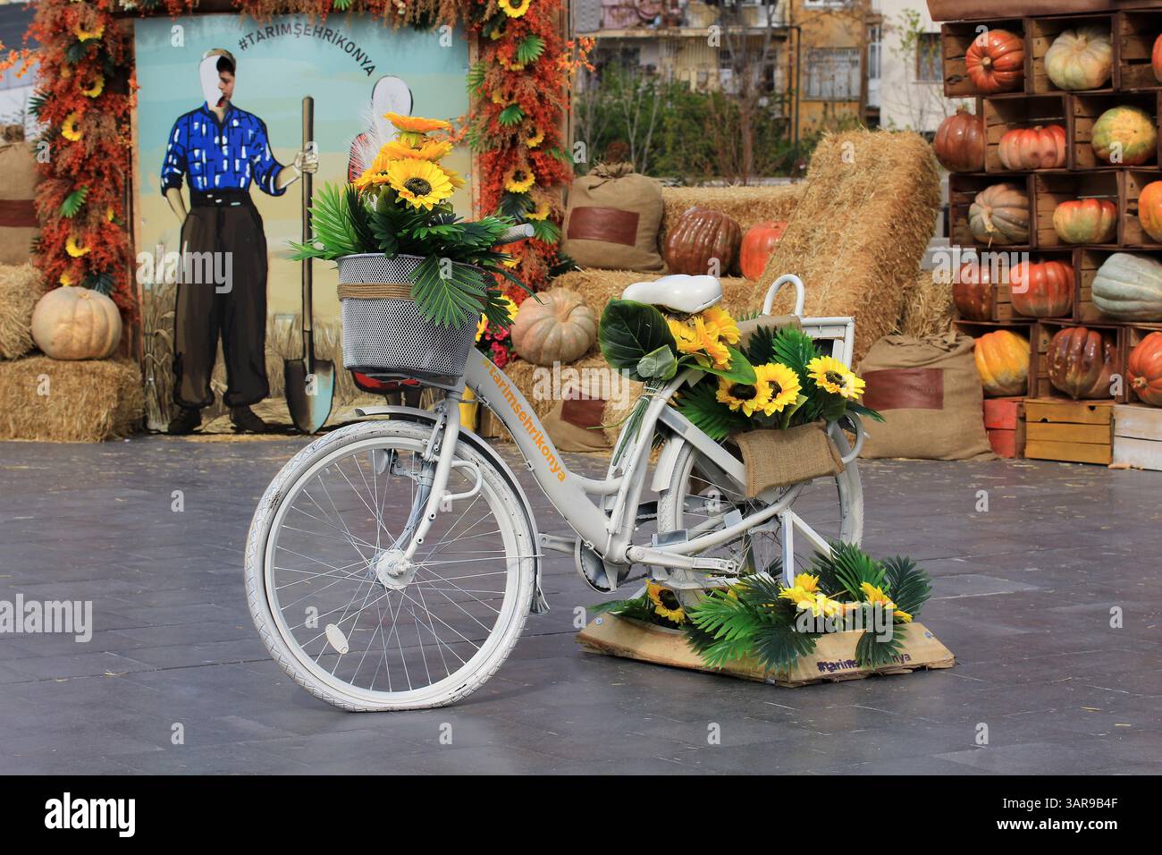 Un stand installé dans le centre-ville pour la promotion de la foire agricole de Konya. Konya, Turquie. Banque D'Images