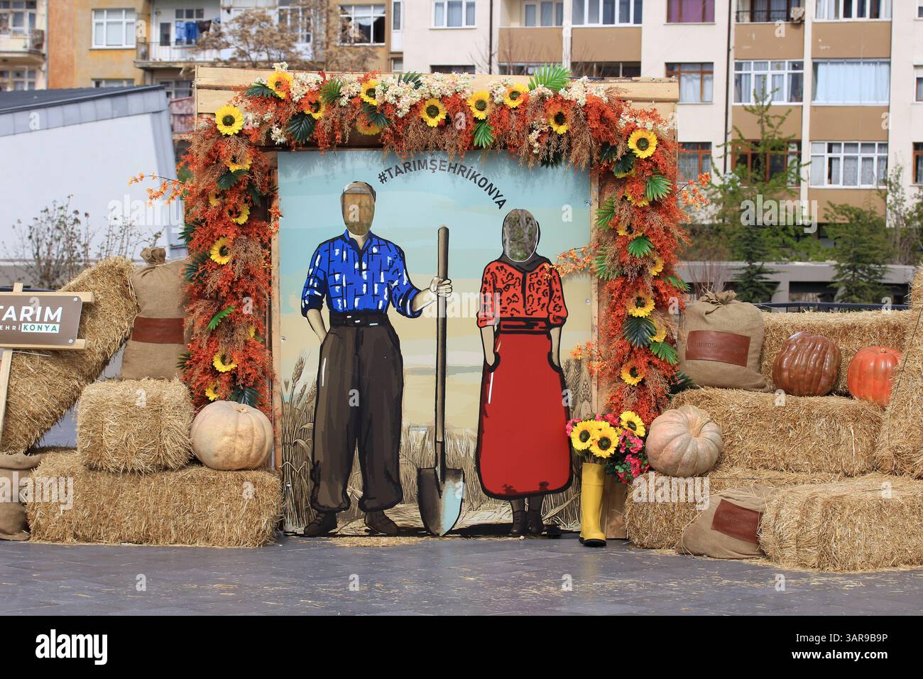 Un stand installé dans le centre-ville pour la promotion de la foire agricole de Konya. Banque D'Images