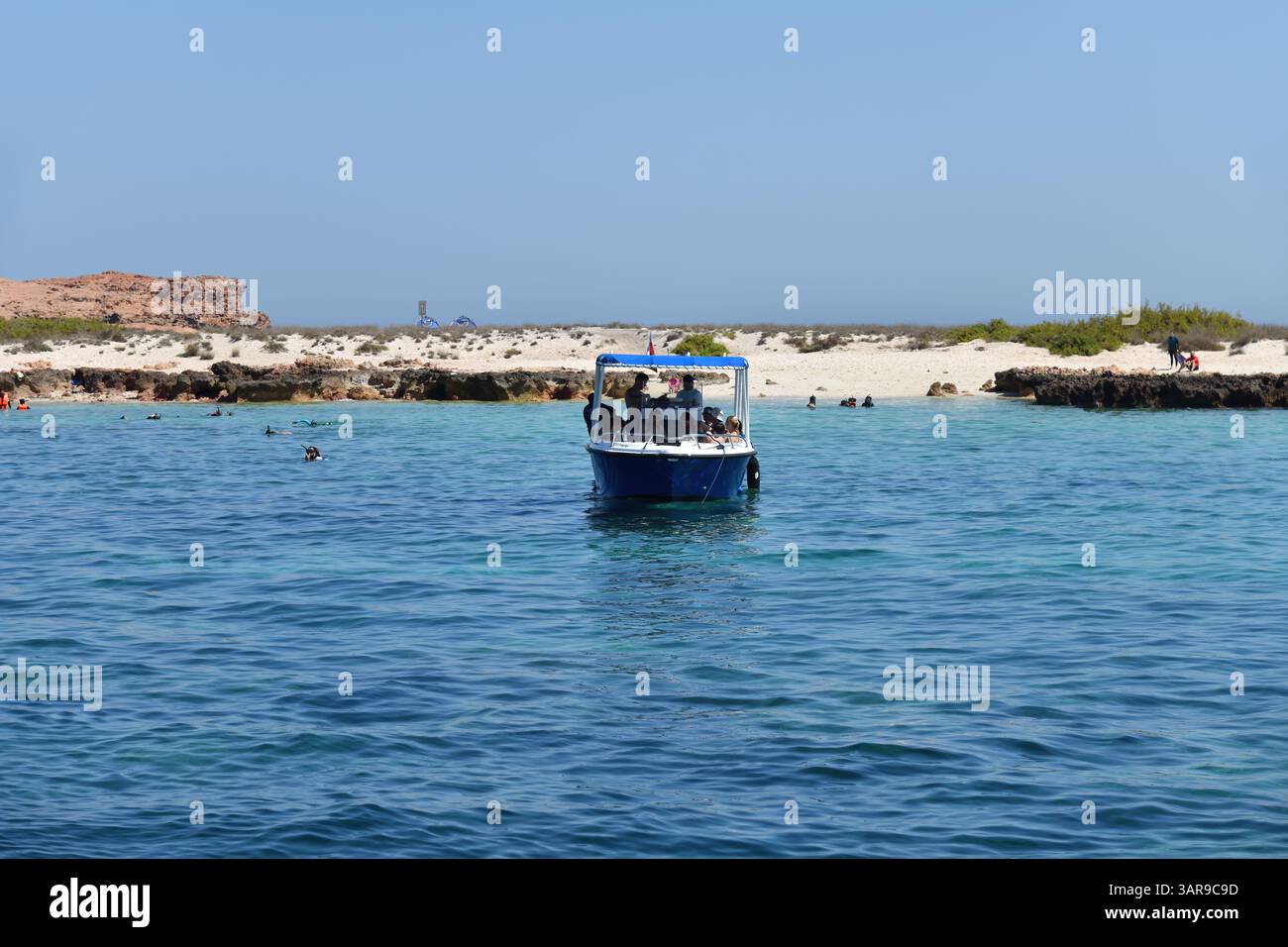 Daymaniyat, Oman - 02 avril 2025 : Golfe d'Oman, îles ad Daymaniyat. Bateau amarré avec touriste. L'un des endroits les plus populaires pour la plongée en apnée et di Banque D'Images