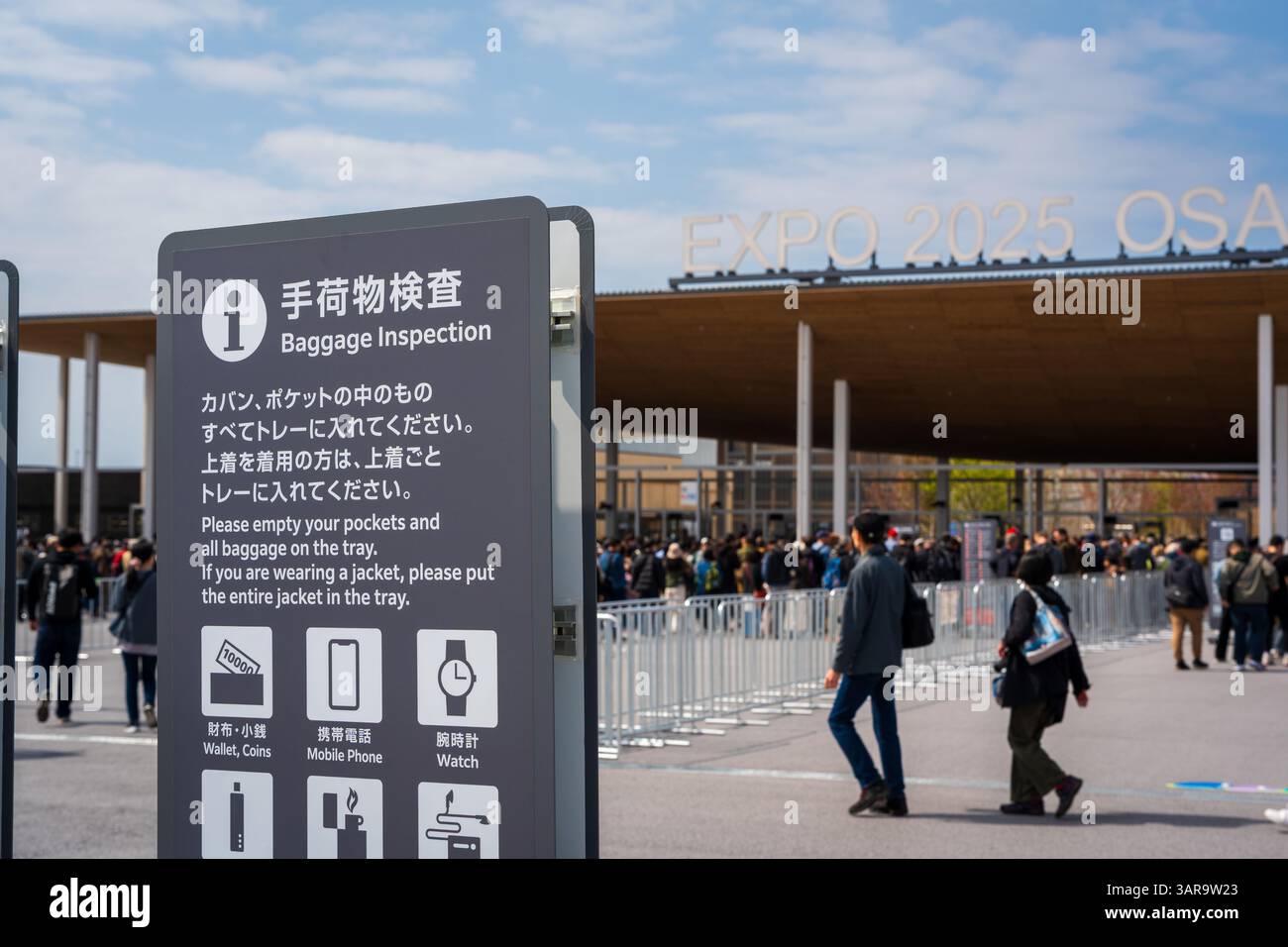 Osaka, Japon - 16 avril 2025 : contrôle de sécurité et inspection des bagages à l'entrée Osaka-Kansai Expo East Gate 2025, Yumeshima. Banque D'Images