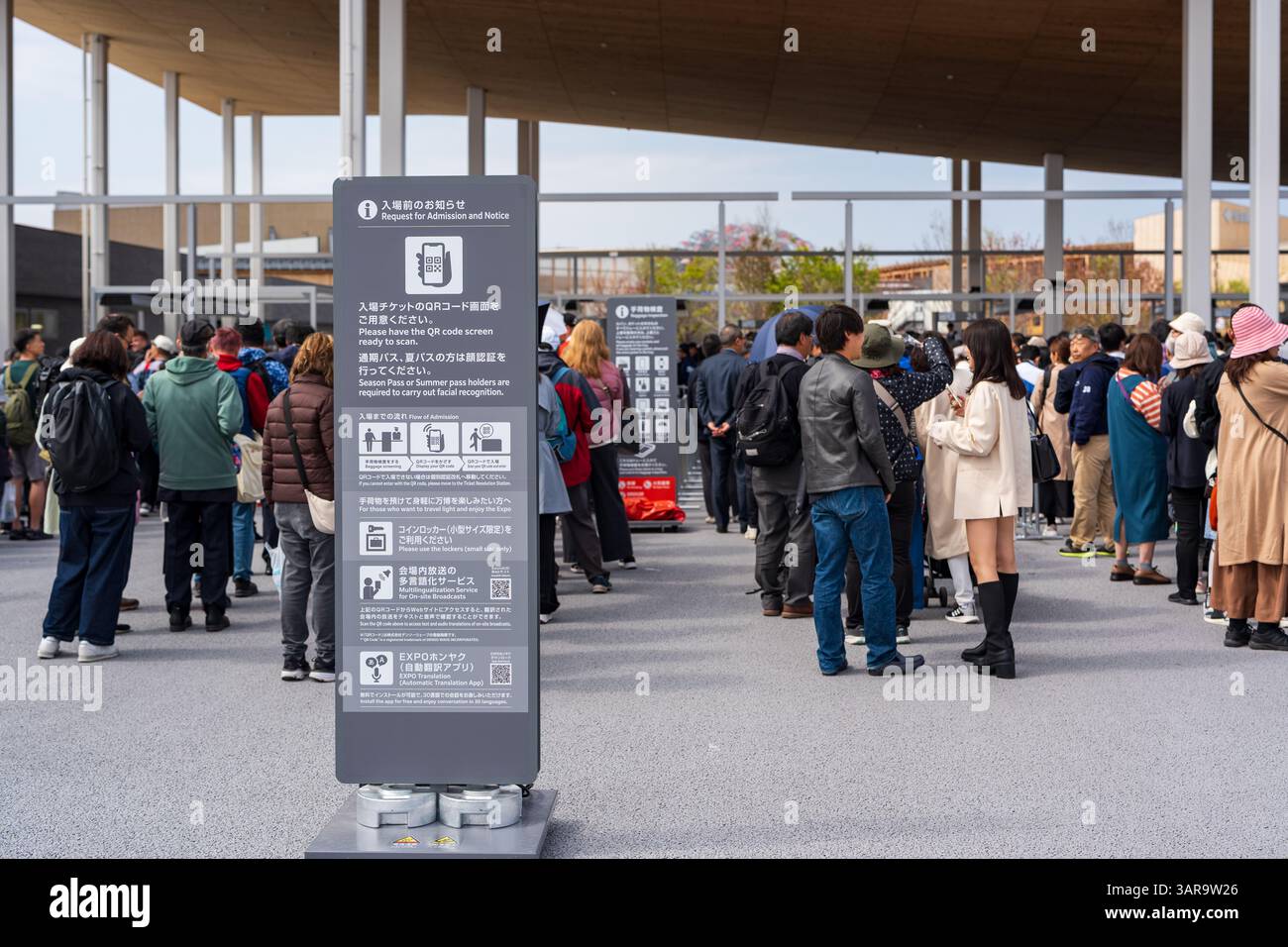 Osaka, Japon - 16 avril 2025 : contrôle de sécurité et inspection des bagages à l'entrée Osaka-Kansai Expo East Gate 2025, Yumeshima. Banque D'Images
