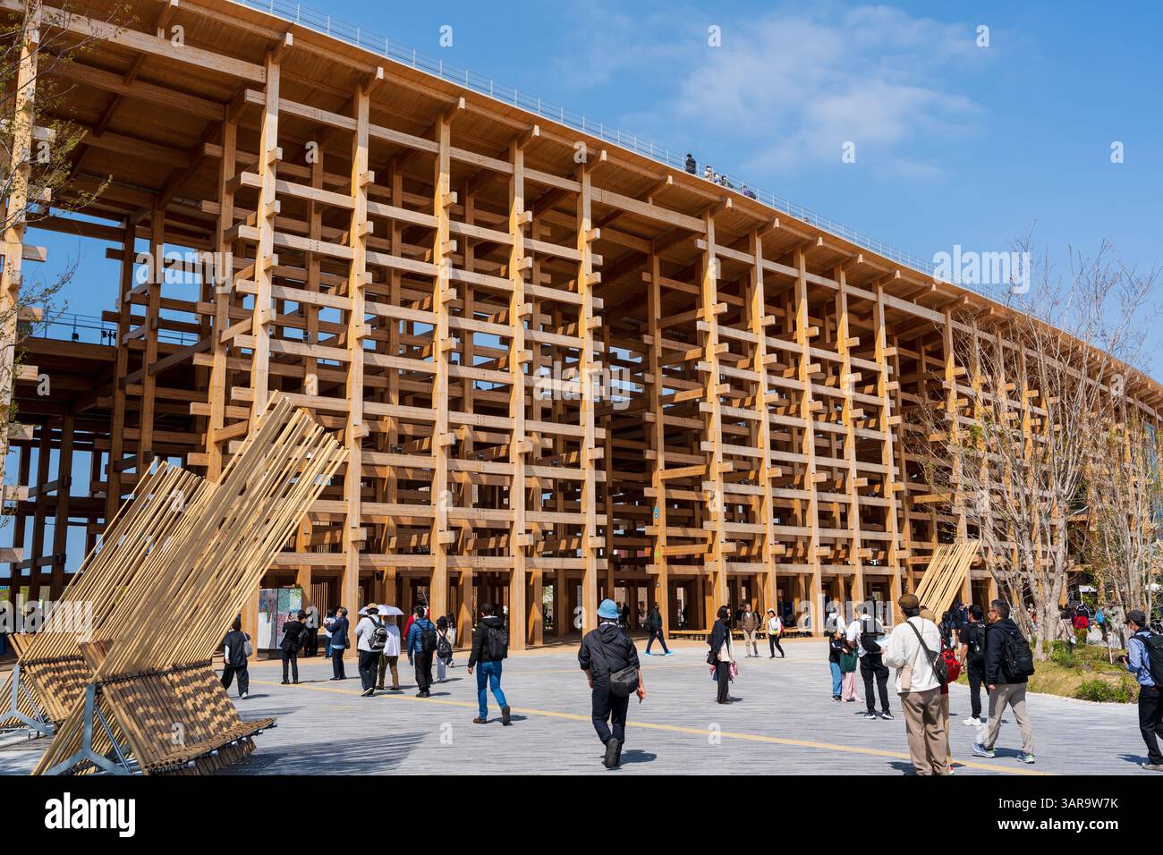 Osaka, Japon - 16 avril 2025 : la structure du Grand Ring (Oyane Ring), un point de repère principal sur le site de l'Expo Osaka-Kansai 2025. Banque D'Images