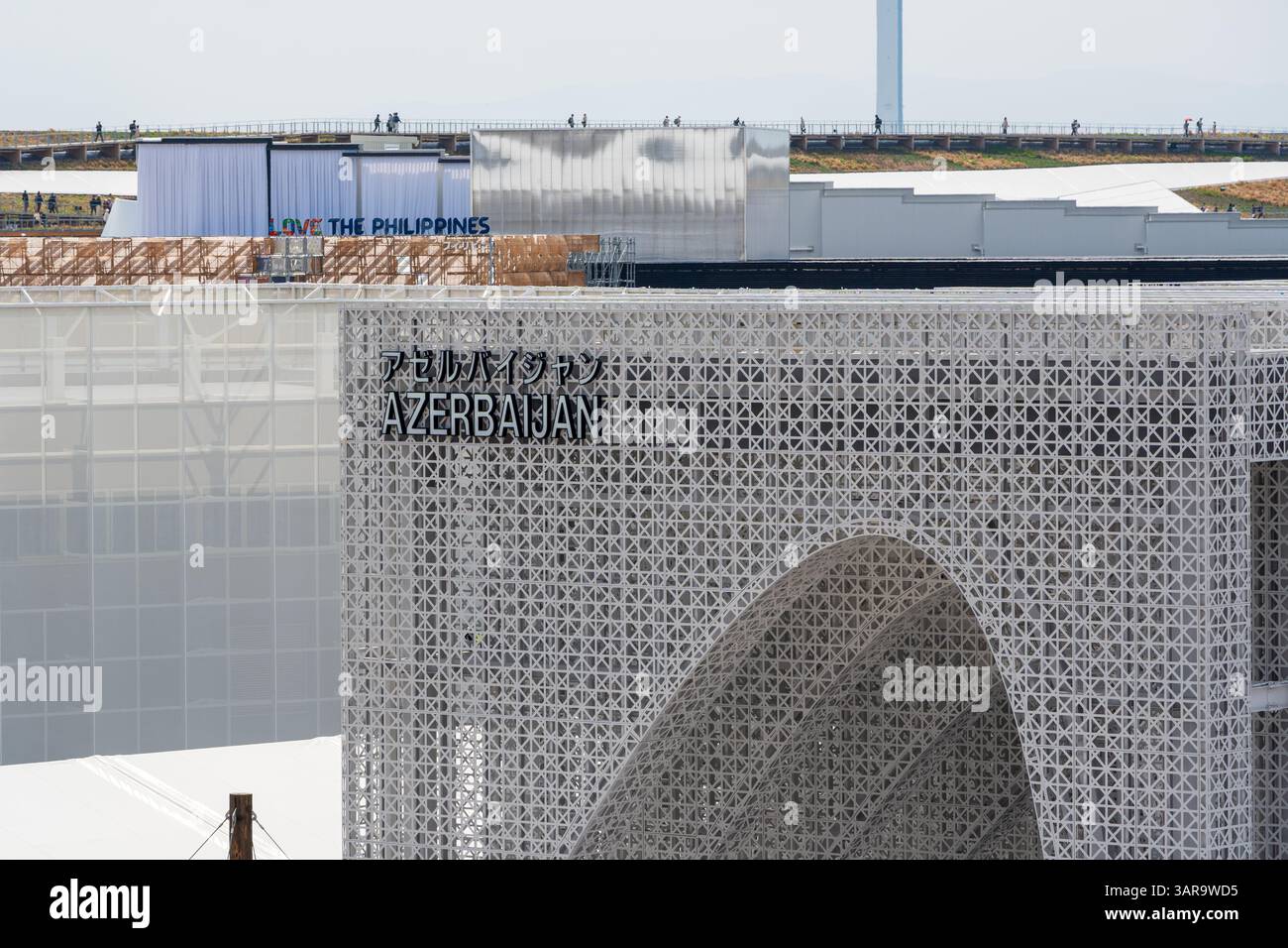 Osaka, Japon - 16 avril 2025 : le Pavillon Azerbaïdjan avec son thème des sept ponts pour le développement durable à l'Expo 2025 Osaka-Kansai. Banque D'Images