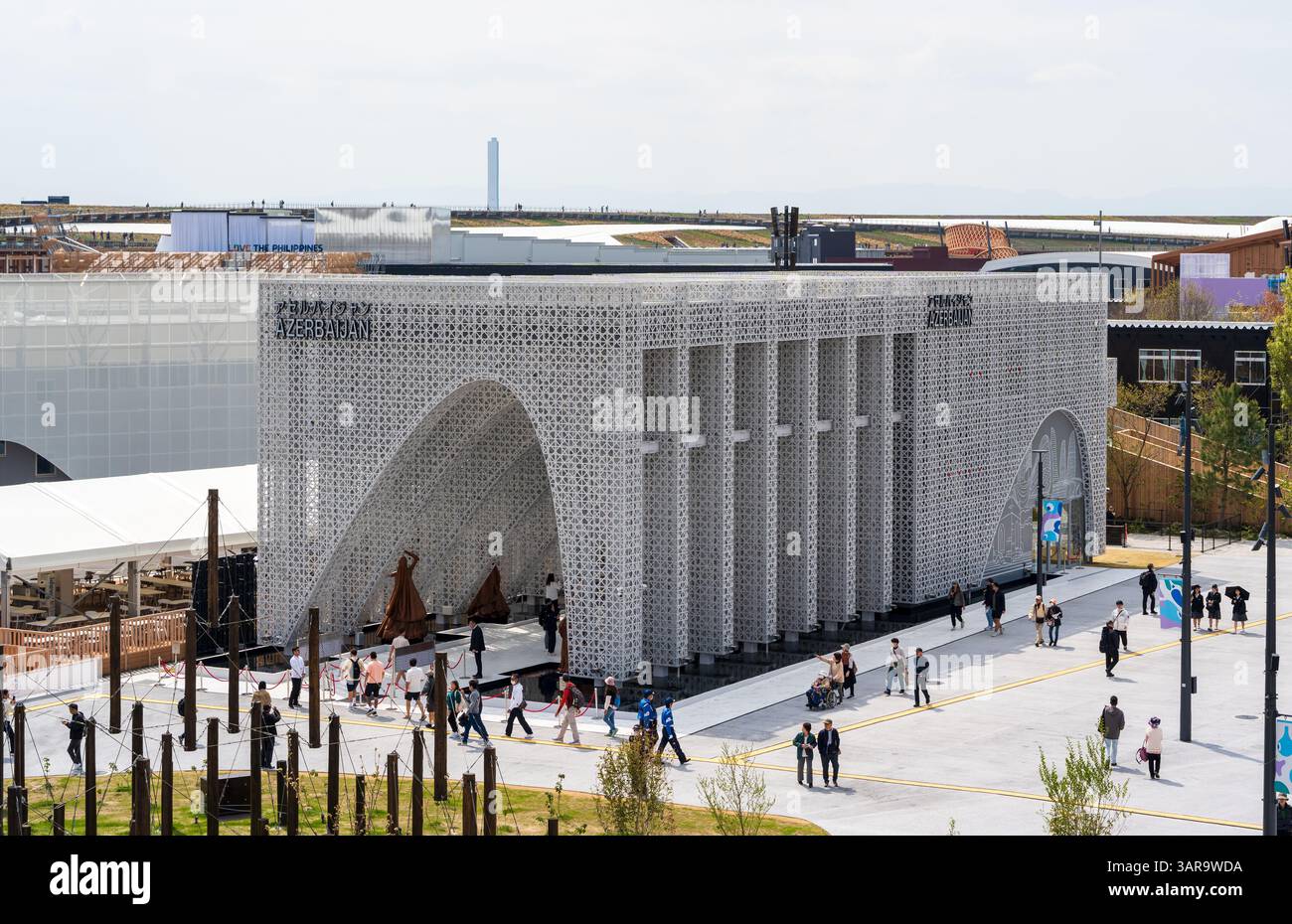 Osaka, Japon - 16 avril 2025 : le Pavillon Azerbaïdjan avec son thème des sept ponts pour le développement durable à l'Expo 2025 Osaka-Kansai. Banque D'Images