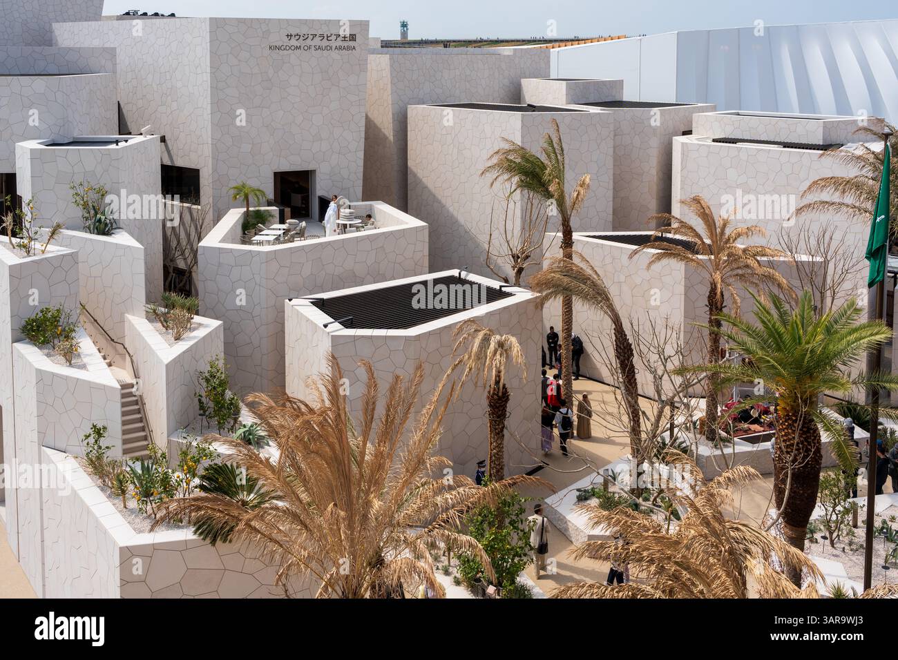 Osaka, Japon - 16 avril 2025 : Pavillon Arabie Saoudite à l'Expo 2025 Osaka, inspiré par le patrimoine urbain traditionnel et une vision durable de l'avenir Banque D'Images