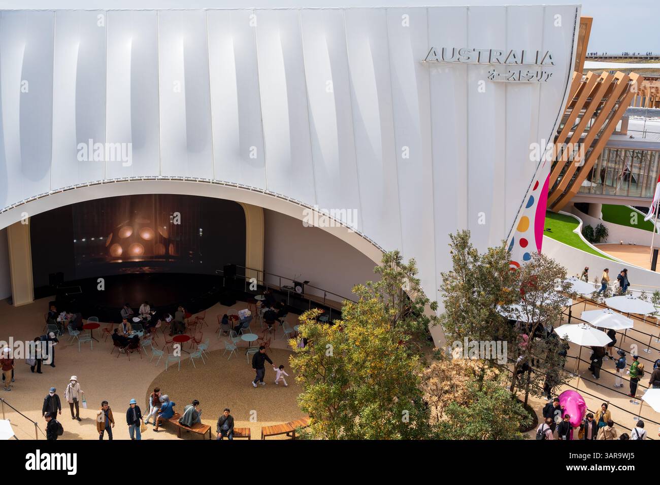 Osaka, Japon - 16 avril 2025 : Pavillon de l'Australie à l'Expo 2025 Osaka Kansai, avec le thème "Chasing the Sun" et un design durable. Banque D'Images