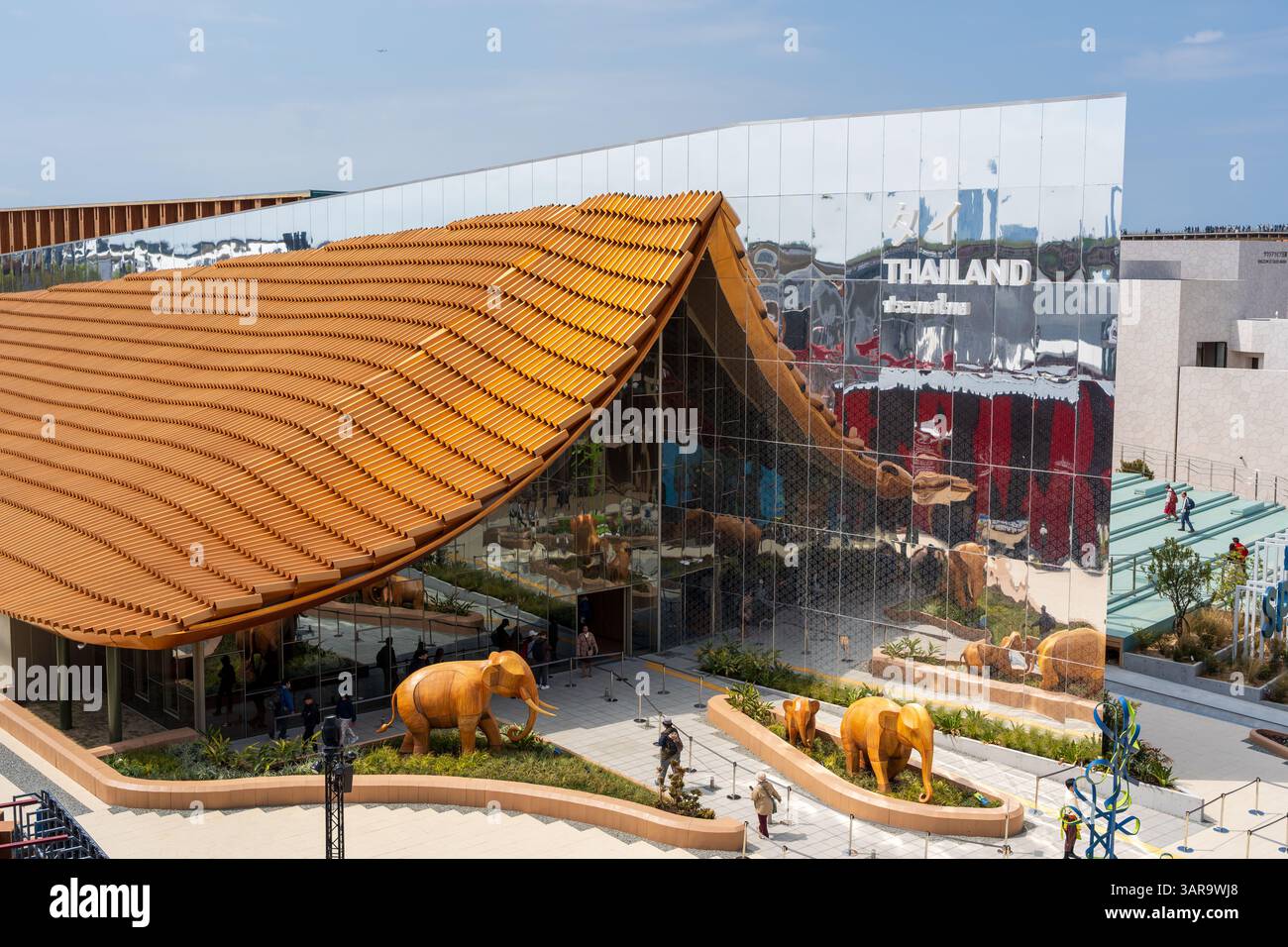 Osaka, Japon - 16 avril 2025 : Pavillon Thaïlande 'VIMANA THAI' présentant les soins médicaux et le bien-être culturel à Expo 2025, exposition universelle Banque D'Images