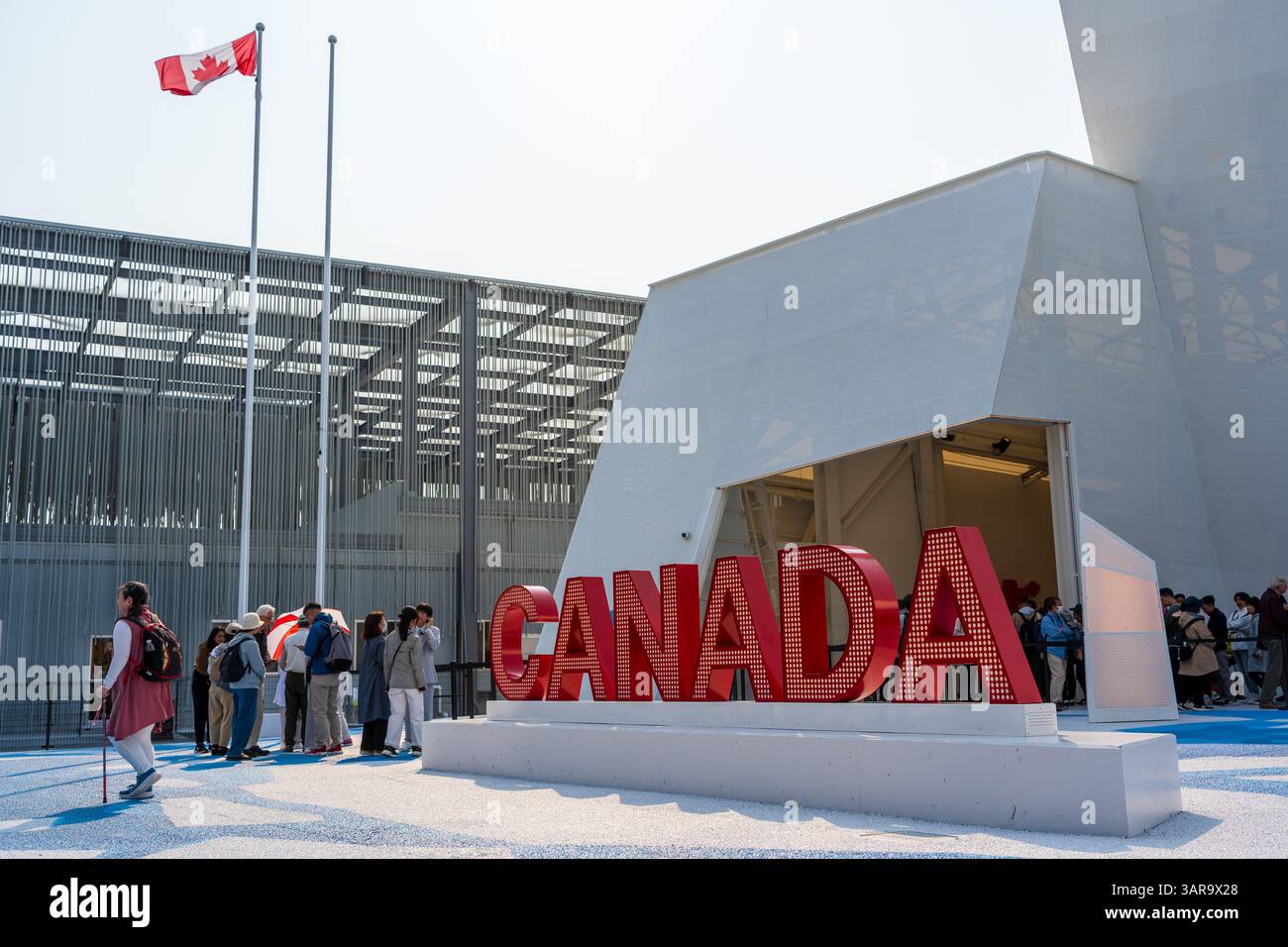 Osaka, Japon - 16 avril 2025 : le Pavillon du Canada à l'Expo 2025 Osaka Kansai, présentant une architecture unique inspirée par la confiture de glace et le thème de la régénération. Banque D'Images