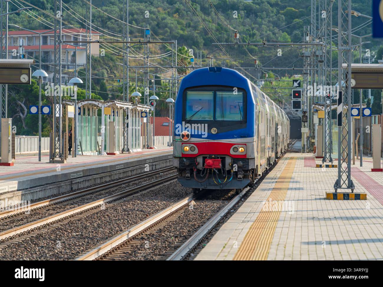 Gare avec train à Imperia, une ville de Ligurie, dans le nord de l'Italie Banque D'Images