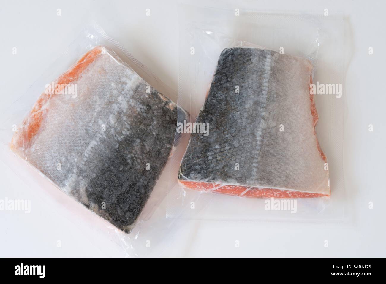 Deux filets de saumon congelés Banque D'Images