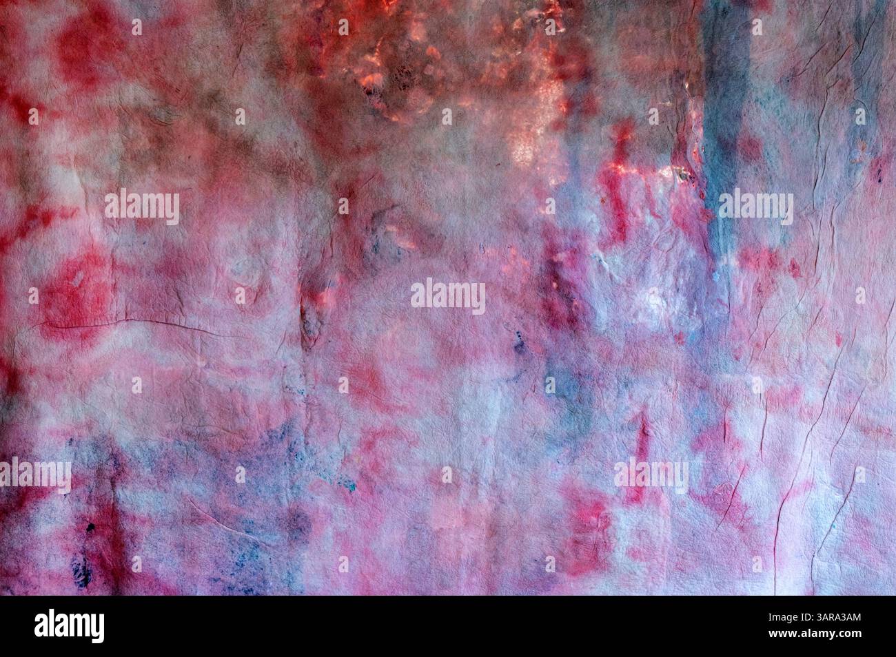 La peinture aquarelle rose et bleue crée un design de fond texturé abstrait avec espace de copie Banque D'Images