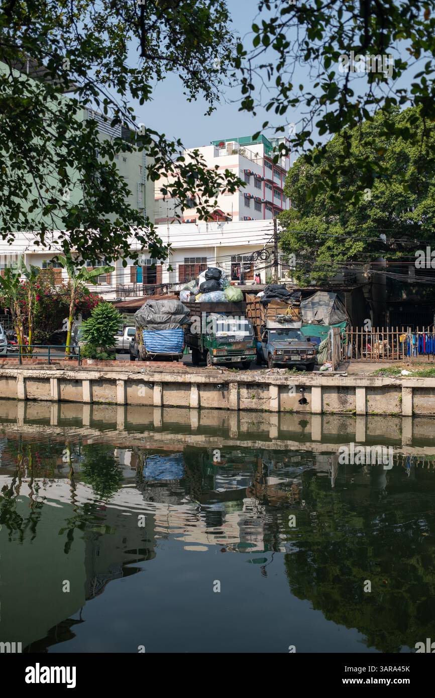 Camions pleins de déchets garés le long du canal Khlong Phadung Krung Kasem à Bangkok Thaïlande Banque D'Images