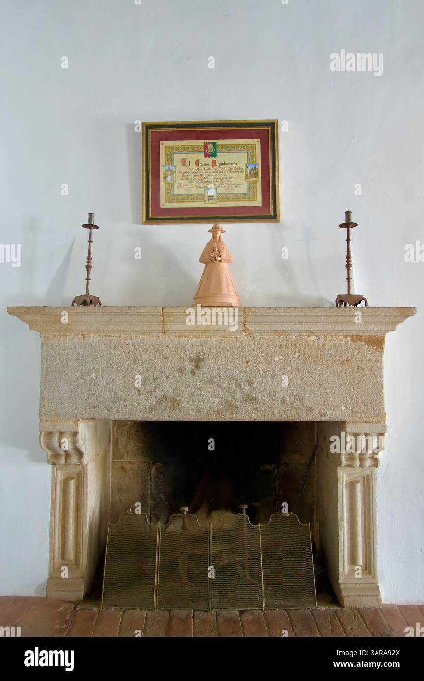 16 juin 1973 certificat adopté les fils de la ville pour les Marquisses et ducs de Montellano sur une cheminée en pierre Mirabel Palais Plasencia Espagne Banque D'Images