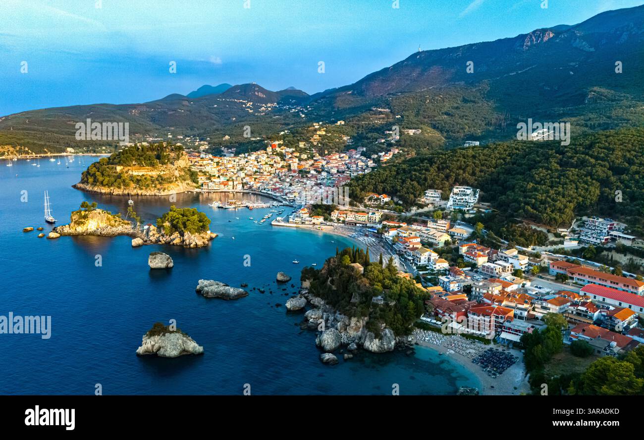 Vue aérienne de Parga, dans la région de Préveza en Épire, Grèce. Banque D'Images