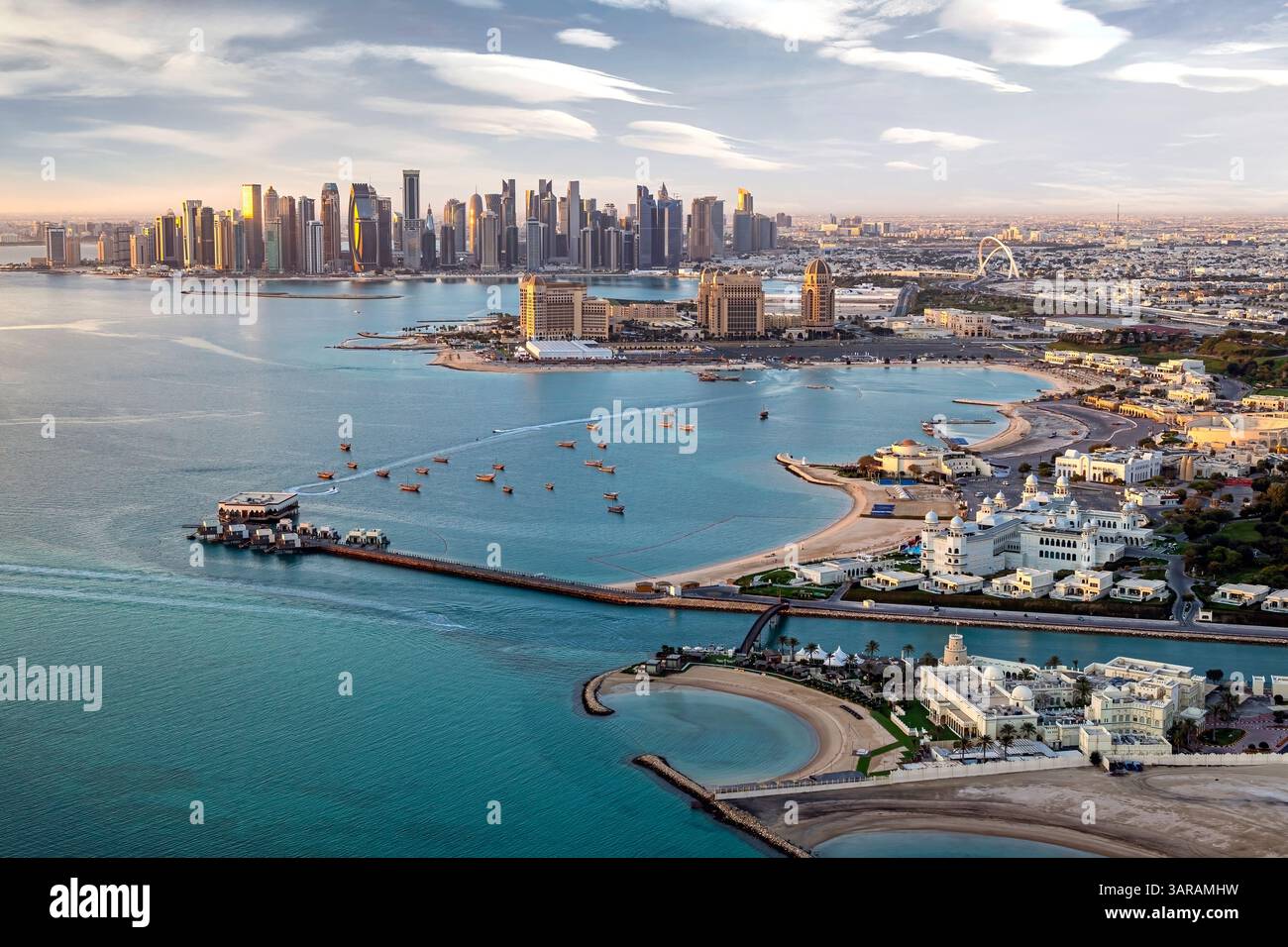 Vue aérienne sur les gratte-ciel du centre-ville de Doha, Qatar, Golfe Persique, péninsule arabique. Banque D'Images
