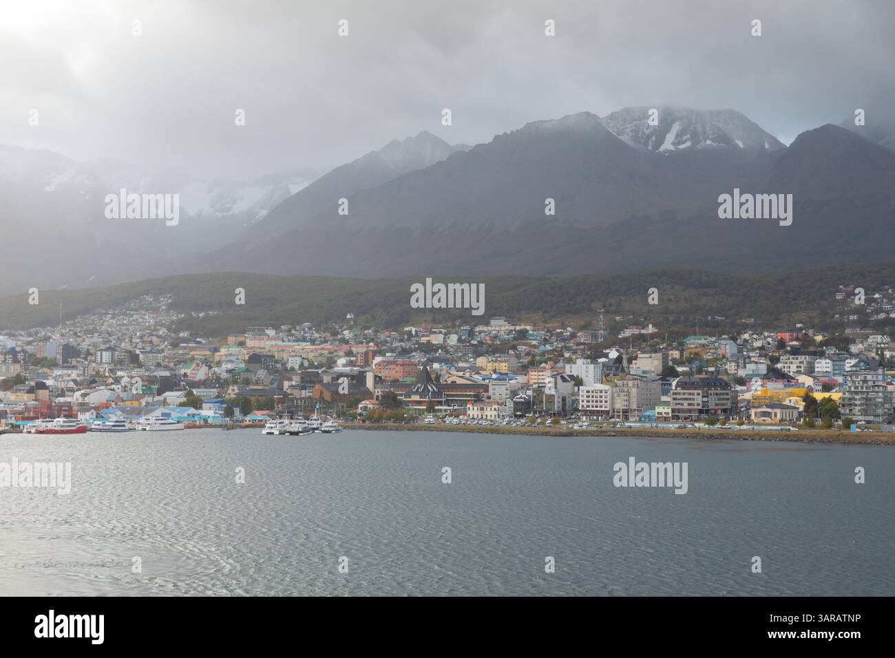 Les Andes de Fuegan se profilent au-dessus d'Ushuaia, en Argentine, considérée comme la « fin du monde ». La petite ville est soumise à de fortes pressions touristiques. Banque D'Images