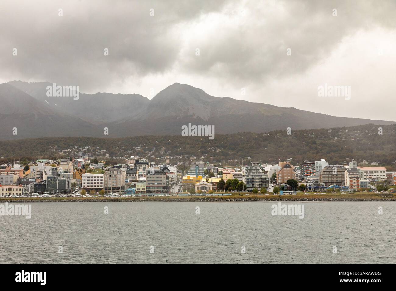 Les Andes de Fuegan se profilent au-dessus d'Ushuaia, en Argentine, considérée comme la « fin du monde ». La petite ville est soumise à de fortes pressions touristiques. Banque D'Images