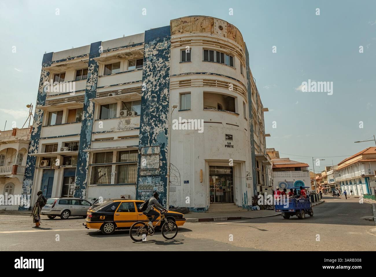 Bâtiment colonial de la poste dans la vieille ville historique de Louis Sénégal Banque D'Images