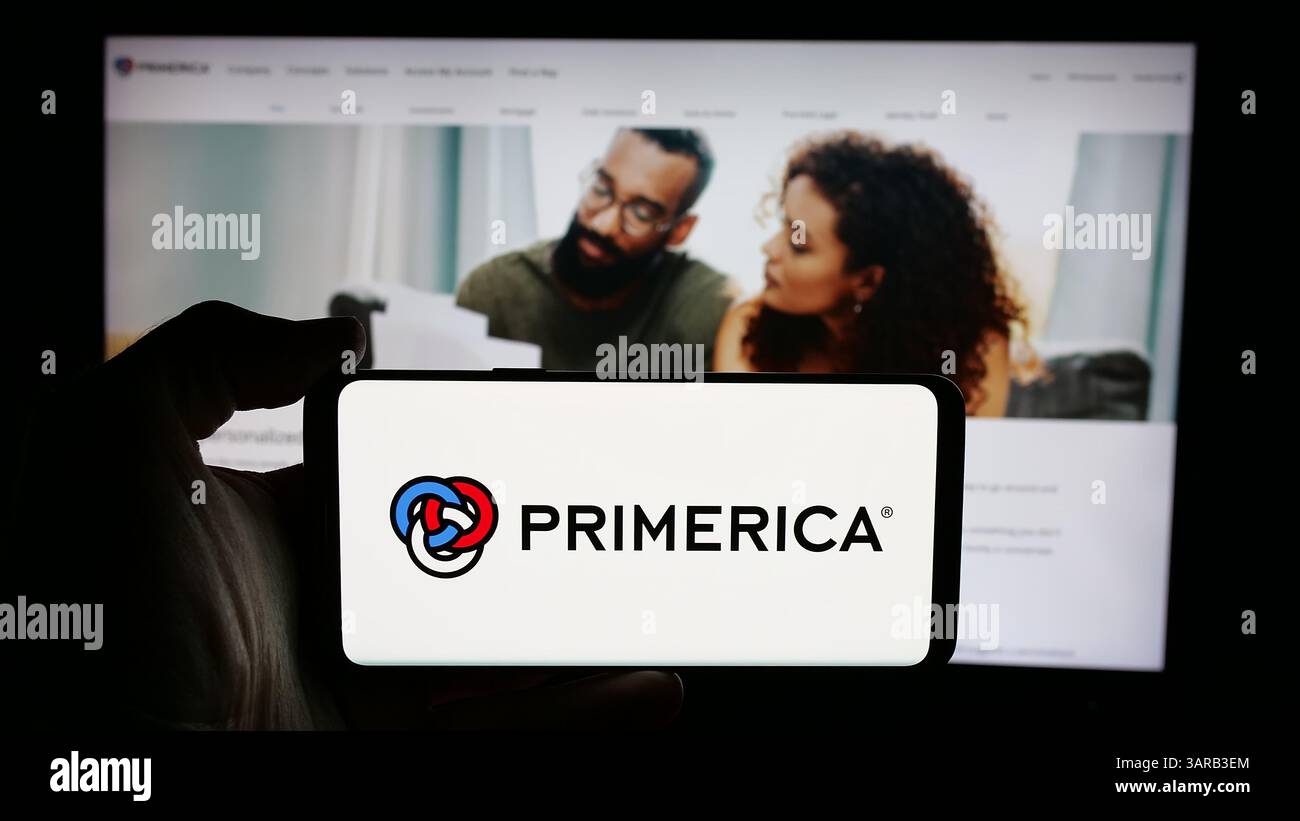 Stuttgart, Allemagne - 2024 : personne tenant un téléphone portable avec le logo de la société américaine de services financiers Primerica Inc. sur l'écran Banque D'Images
