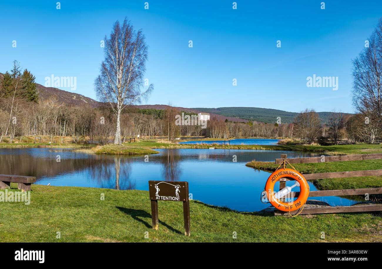 Étang de pêche à la mouche avec panneau d'avertissement, ferme piscicole Rothiemurchas ou pêcheries, Aviemore, Highlands écossais, Écosse, Royaume-Uni Banque D'Images