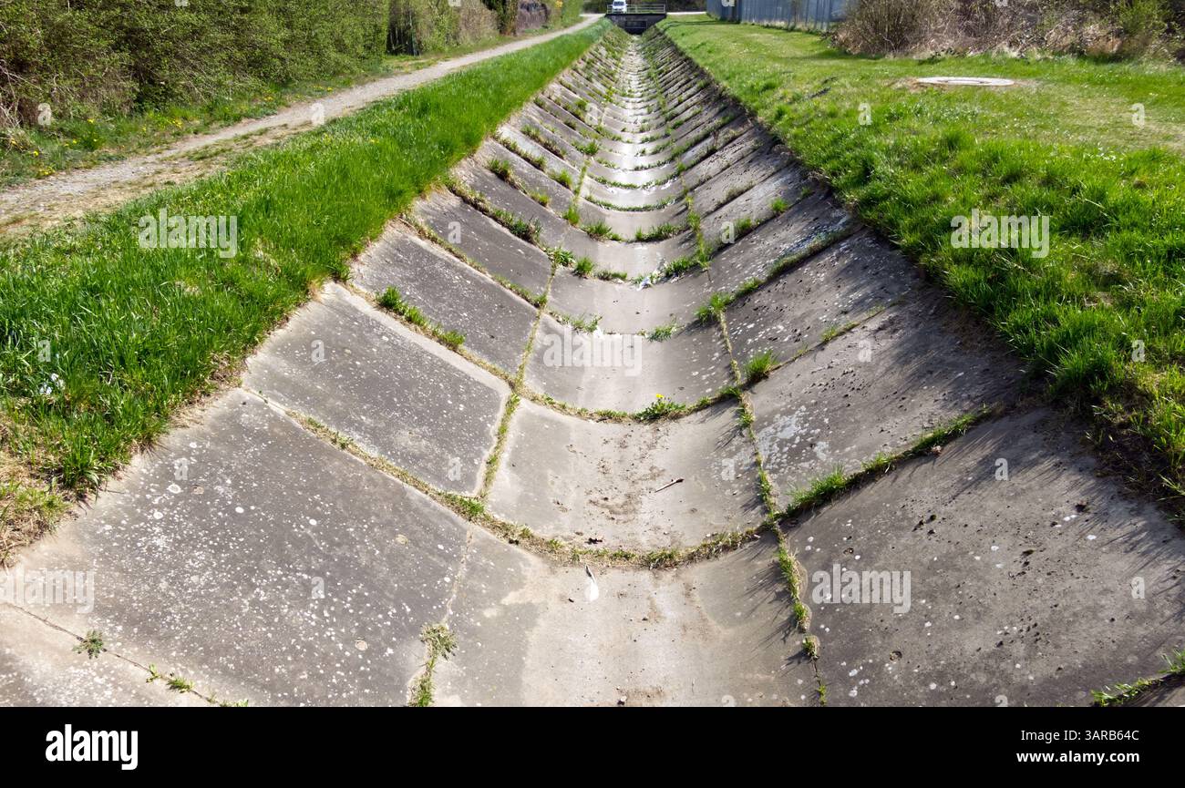 canal d'eaux usées asséché après une longue période de sécheresse Banque D'Images