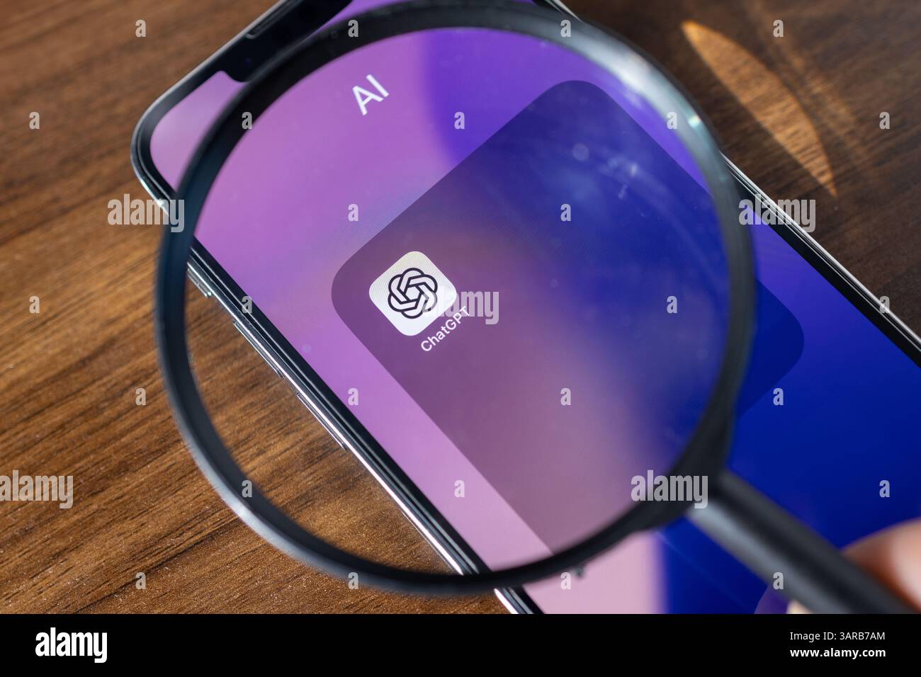 Poznan, Pologne – 14 avril 2025 : smartphone avec icône ChatGPT sous loupe, regroupé dans un dossier ai, symbolisant l’intelligence artificielle mobile Banque D'Images