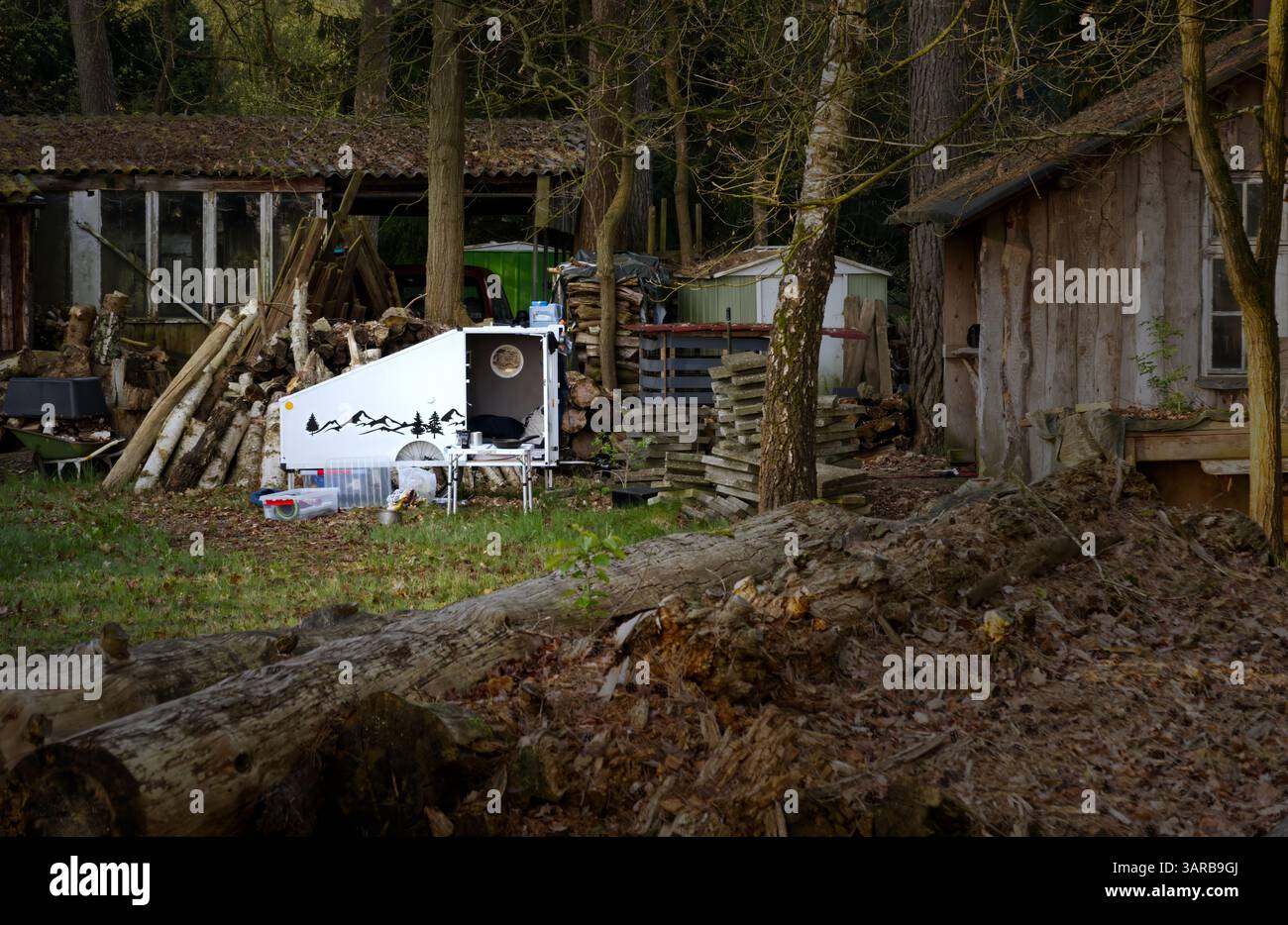 caravane de vélo soutenue pendant un repos devant une cabine en bois Banque D'Images