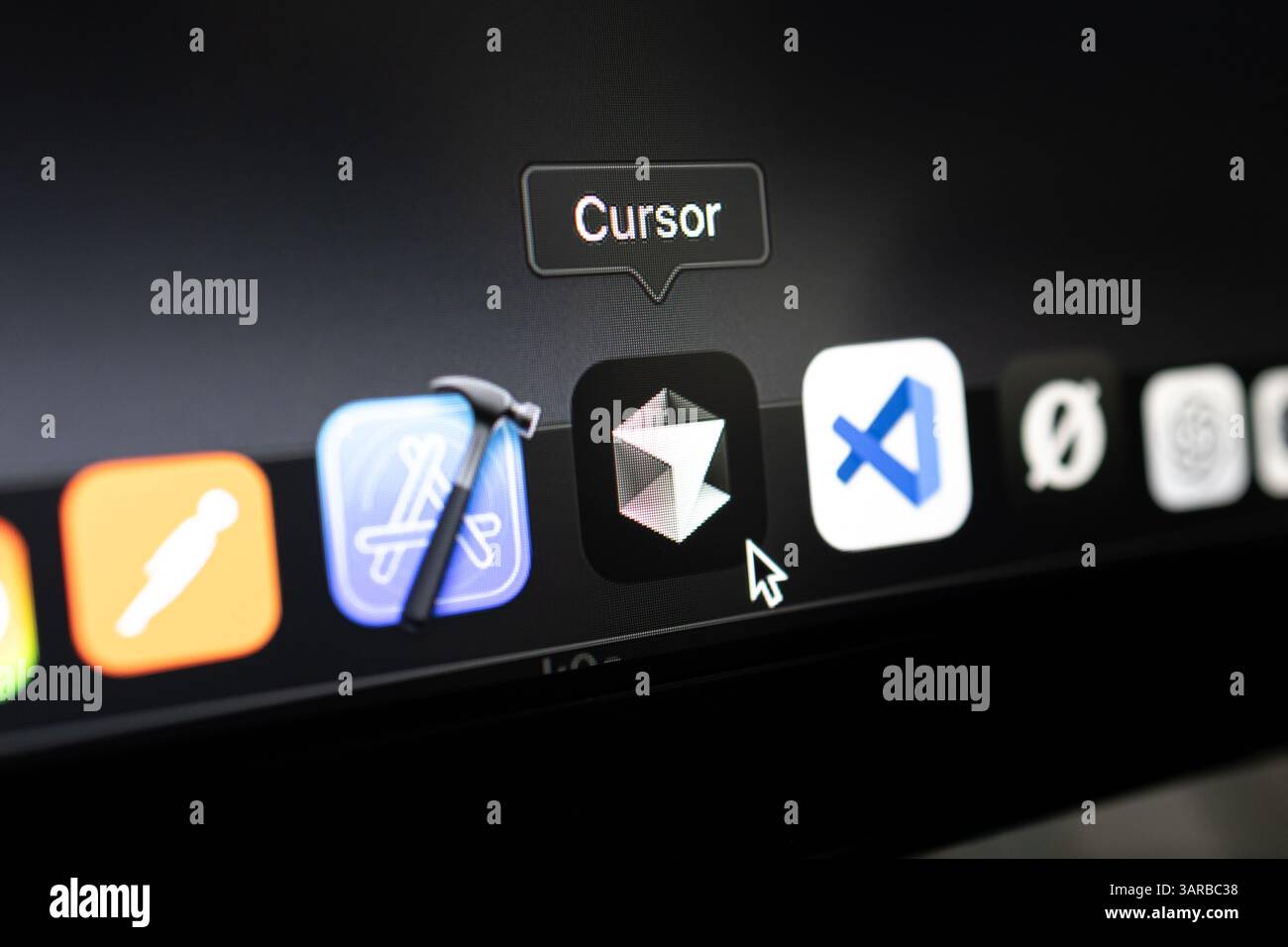 Poznan, Pologne – 14 avril 2025 : gros plan de l’icône de l’application Cursor sur le dock macOS, présentant un éditeur de code moderne amélioré avec des fonctionnalités d’IA pour le développement Banque D'Images
