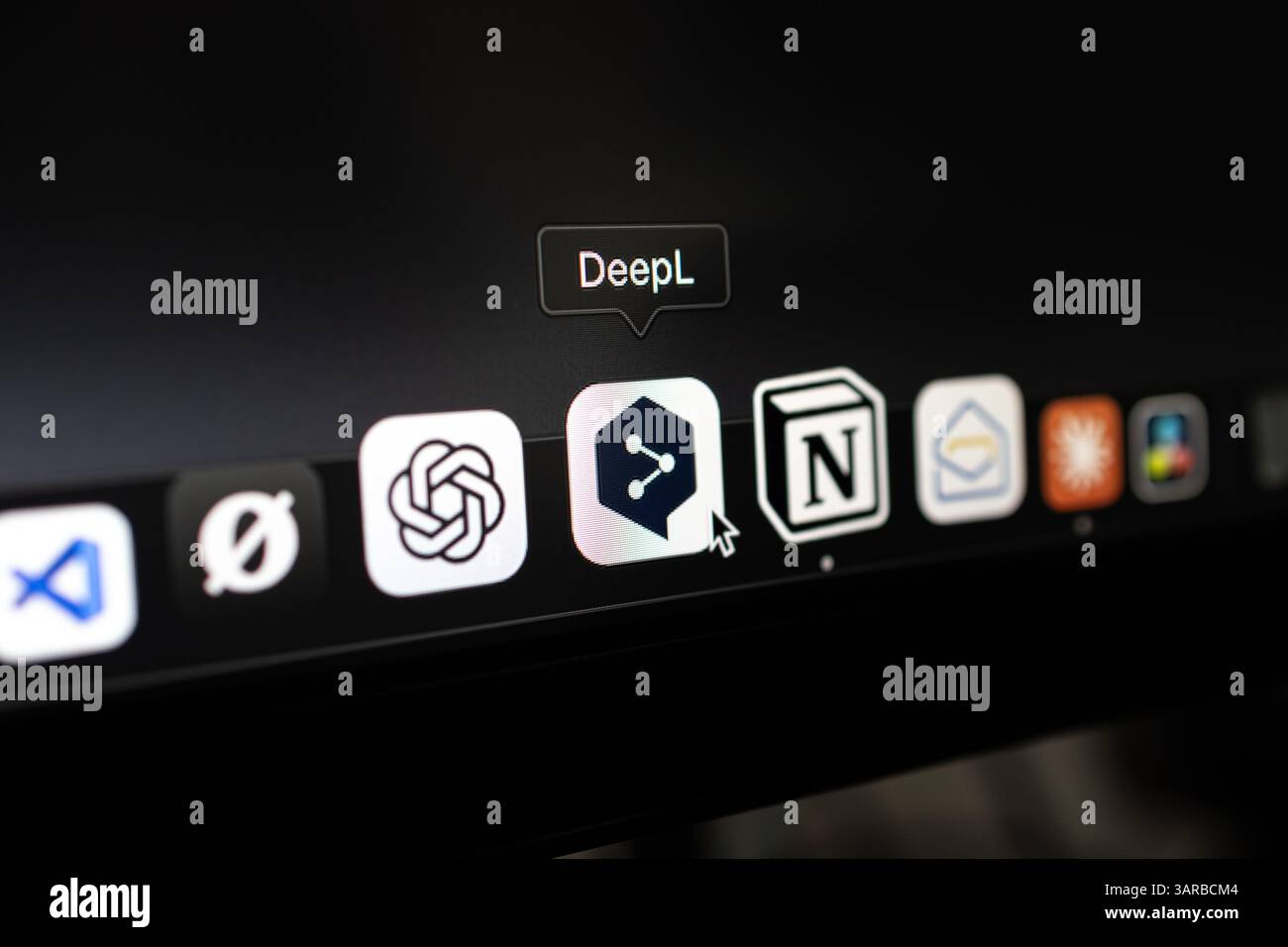 Poznan, Pologne – 14 avril 2025 : gros plan de l’icône de l’application DeepL dans le dock macOS, mettant l’accent sur un outil de traduction IA avancé pour une rapidité et une précision accrues Banque D'Images