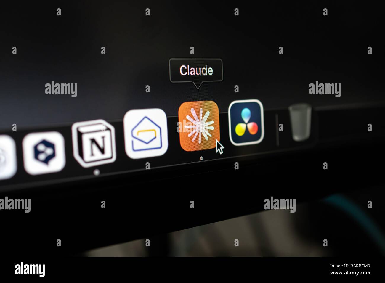 Poznan, Pologne – 14 avril 2025 : gros plan de l’icône Claude ai sur le dock Mac, représentant un assistant d’intelligence artificielle générative de bureau pour produ Banque D'Images