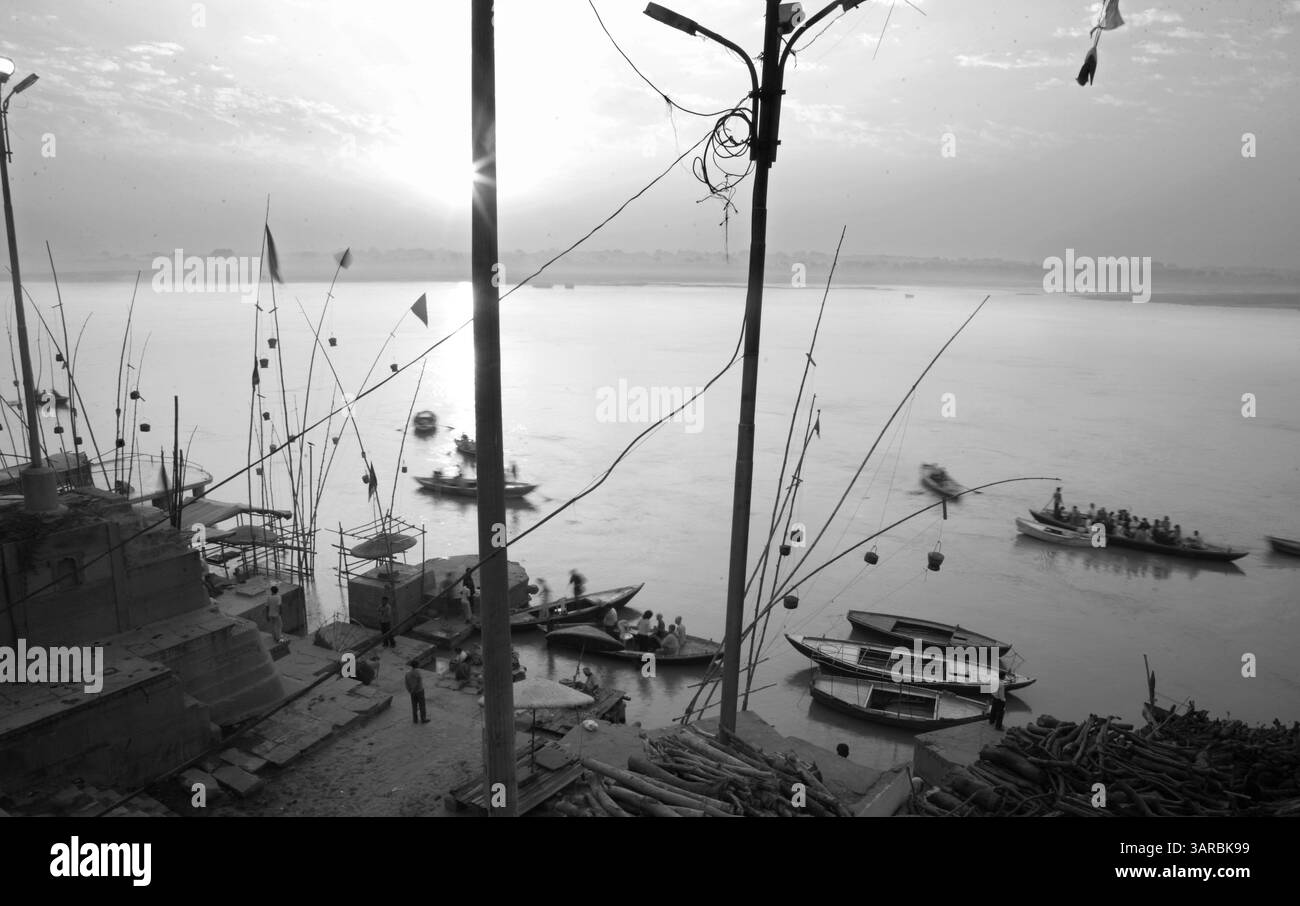 15 octobre 2009 - Varanasi, Uttar Pradesh, Inde - en termes de chiffre d'affaires journalier, Manikarnika Ghat peut être considéré comme la capitale de l'activité de crémation hindoue. En moyenne, environ 600 corps par jour arrivent au bord de la rivière pour y être incinérés, soutenant une économie entière dédiée à fournir les nécessités nécessaires pour le rituel. Avec une moyenne de $440 USD dépensés pour chaque cadavre, un jour pourrait rapporter plus de $250 000 USD. (Crédit image : © Subhash Sharma/ZUMAPRESS.com) Banque D'Images