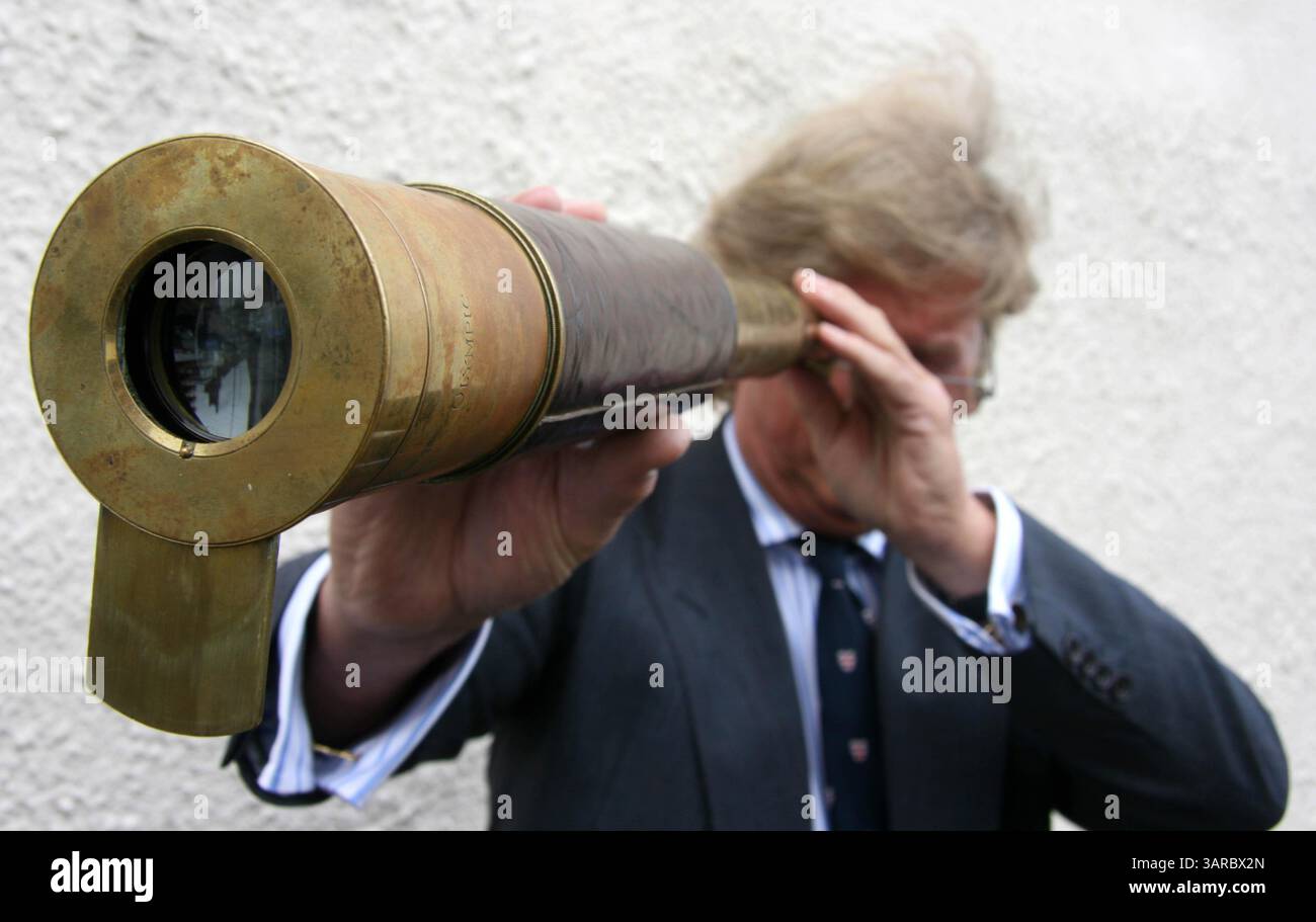 16 juin 2011 - Liverpool, Angleterre, Royaume-Uni - Un télescope qui appartenait au capitaine du Titanic a été trouvé dans un grenier poussiéreux. L'oculaire en laiton, conservé dans une vieille boîte à bouteilles de whisky, porte le nom d'Edward John Smith qui était le maître du malheureux paquebot qui a coulé en 1912. Il porte également une image gravée du navire jumeau du Titanic, le RMS Olympic, que Smith a commandé pendant dix mois. La lunette de trois pieds de long a été identifiée par un commissaire-priseur après qu'il a été invité à évaluer des artefacts appartenant à un parent éloigné du capitaine Smith. Il est prévu d'aller chercher plus de tha Banque D'Images