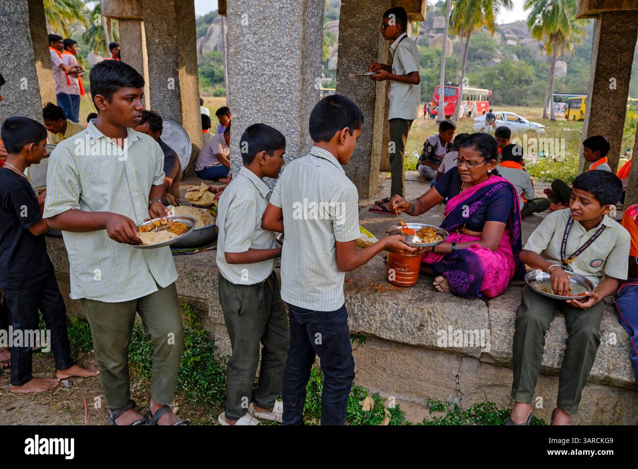 Inde, État du Karnataka, Hampi, capitale du dernier grand Royaume hindou de Vijayanagar, repas pour les écoliers en visite Banque D'Images