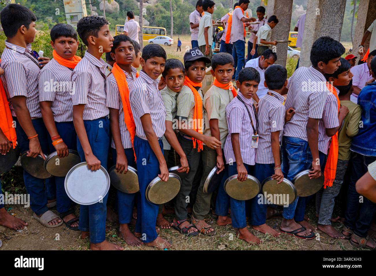 Inde, État du Karnataka, Hampi, capitale du dernier grand Royaume hindou de Vijayanagar, repas pour les écoliers en visite Banque D'Images