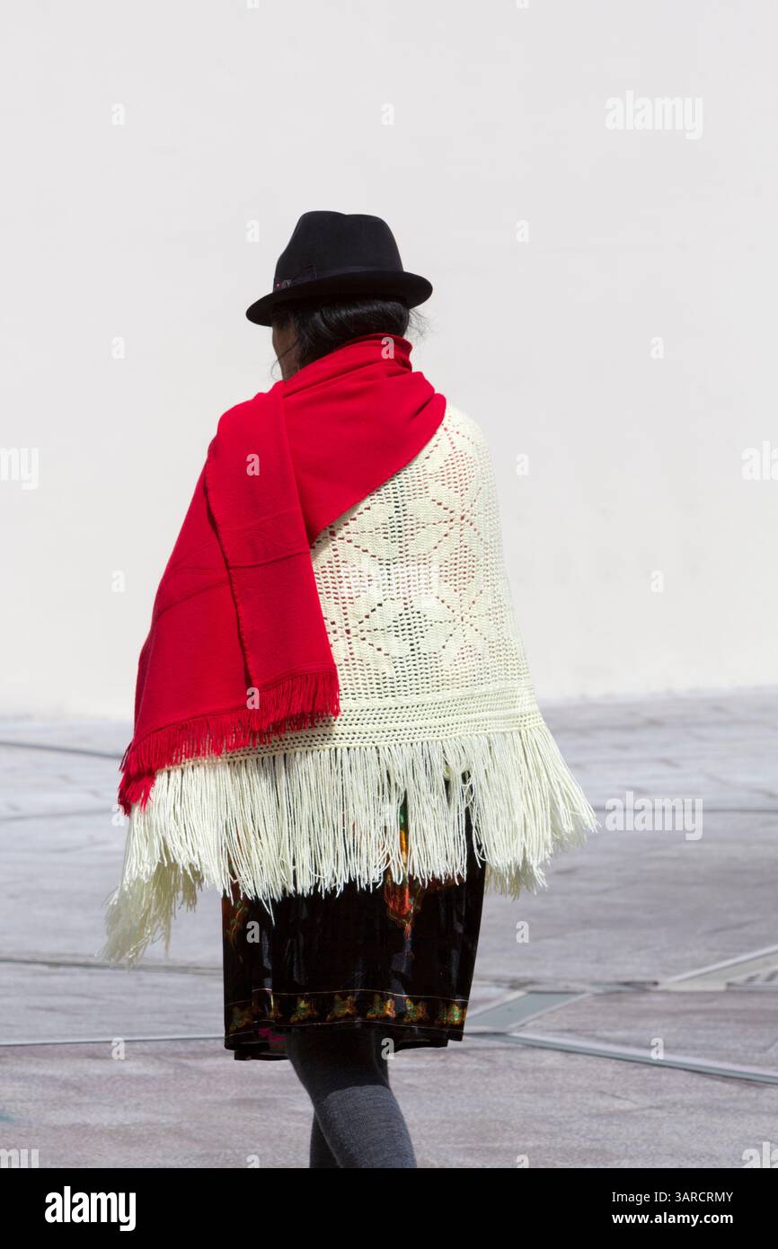 QUITO, ÉQUATEUR, 24 FÉVRIER : vue arrière d'une femme indigène équatorienne vêtue de vêtements traditionnels. Équateur 2015 Banque D'Images