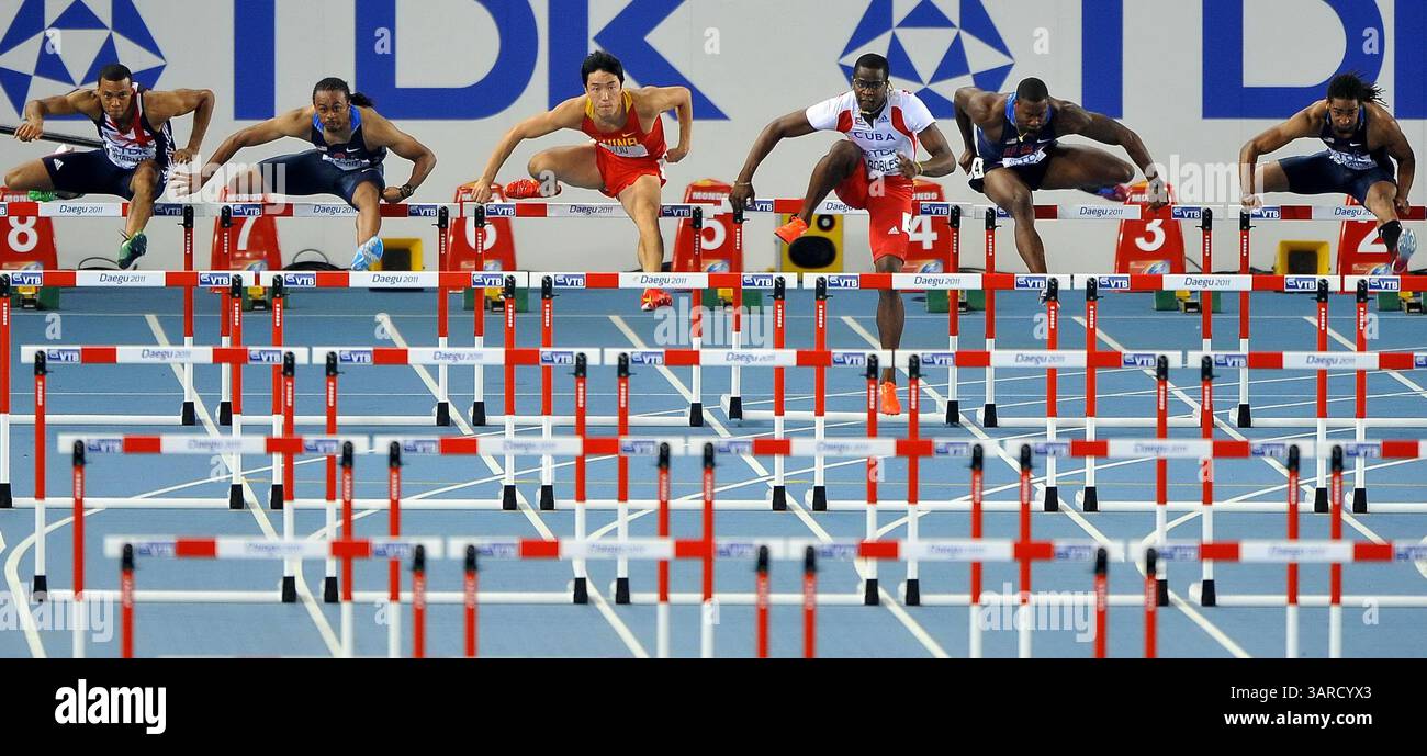 29 août 2011 ; Daegu, CORÉE ; (de gauche à droite) William Sharman de Grande-Bretagne, Aries Merritt des États-Unis, Liu Xiang de Chine, Dayron Robles de Cuba, David Oliver des États-Unis et Jason Richardson des États-Unis participent à la finale masculine du 110 mètres haies lors de la troisième journée des 13e Championnats du monde d'athlétisme de l'IAAF au stade Daegu. Richardson a reçu la médaille d’or après que Dayron Robles, de Cuba, ait été disqualifié. (Crédit image : © Zhouyong Che/Osports via ZUMA Wire) Banque D'Images