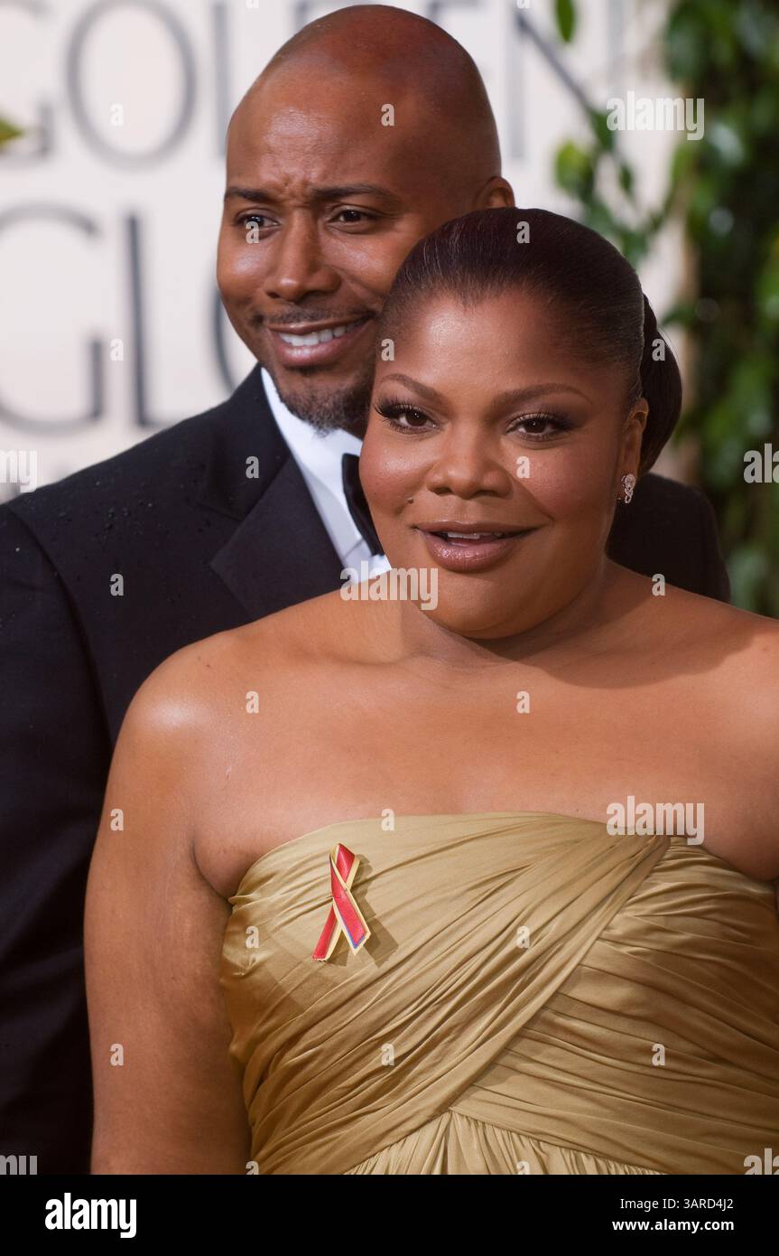17 janvier 2010 - Los Angeles, Californie, États-Unis - nominé pour la meilleure PERFORMANCE PAR UNE ACTRICE DANS Un SECOND RÔLE DANS Un FILM pour son rôle dans 'Precious : basé sur le roman Push by Sapphire' L'actrice MO'NIQUE avec l'acteur SIDNEY HICKS lors de la 67e cérémonie annuelle des Golden Globes Awards au Beverly Hilton à Beverly Hills, CA dimanche. (Crédit image : © HFPA/ZUMApress.com) Banque D'Images