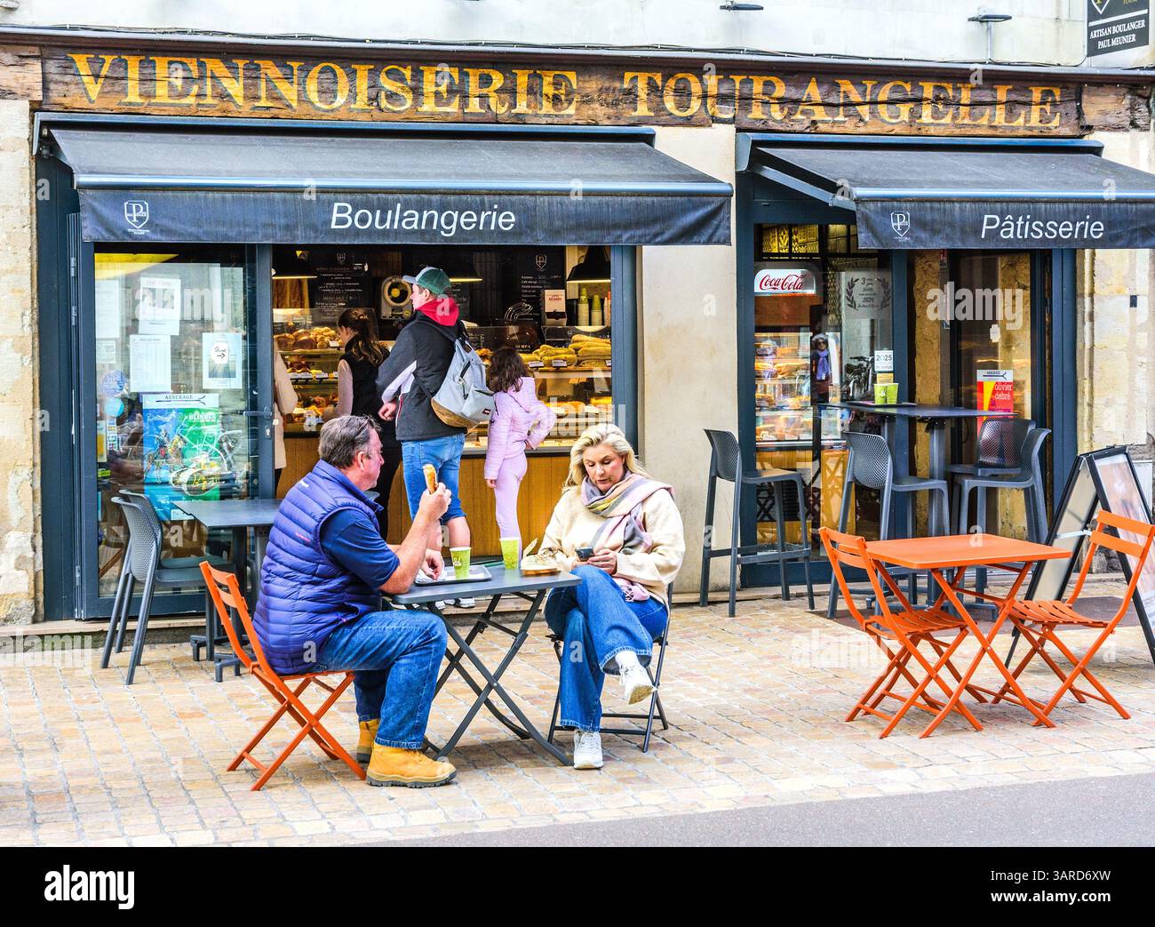 Homme et femme à table de café en plein air sur la place des Halles, Tours, Indre-et-Loire (37), France. Banque D'Images