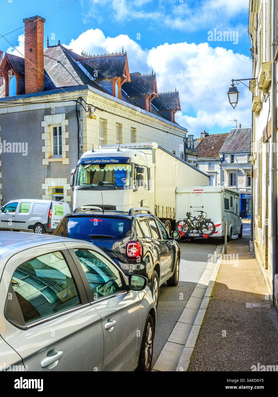 Problème de trafic lourd - plus mobil-home en contact avec le véhicule de marchandises - dans la rue étroite de la ville - Preuilly-sur-Claise, Indre-et-Loire (37), France. Banque D'Images