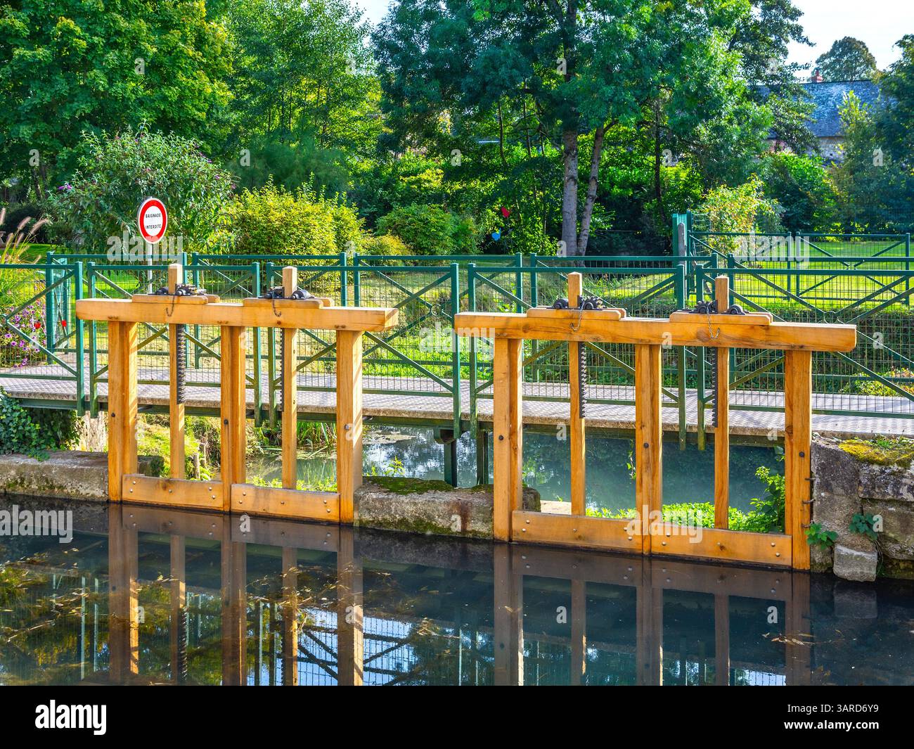 Nouvelles vannes contrôlant le débit d'eau sur la petite rivière Aigronne - le petit-Pressigny, Indre-et-Loire (37), France. Banque D'Images